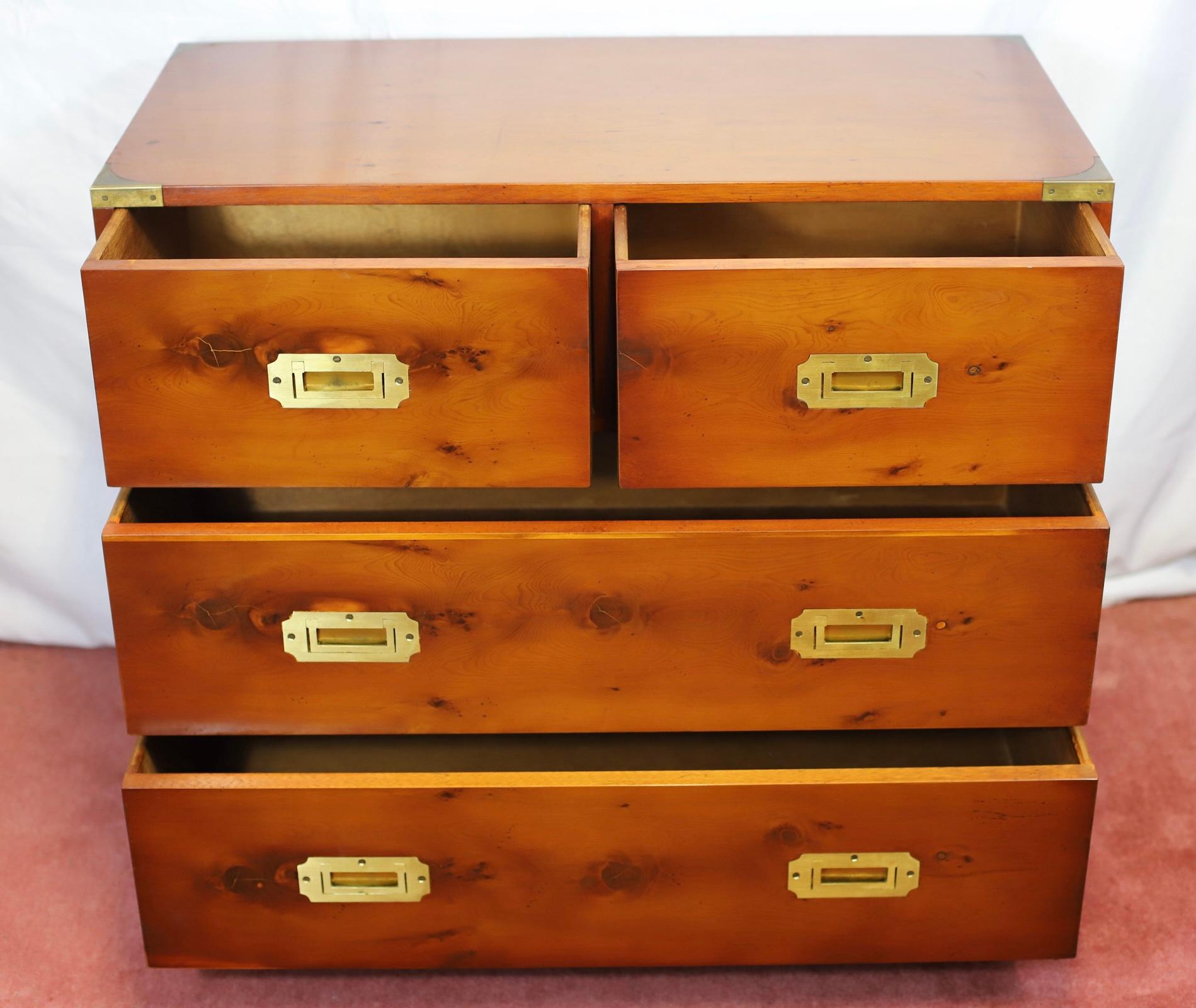 Tasso Bella cassettiera in legno di tasso in stile Campaigner militare in vendita