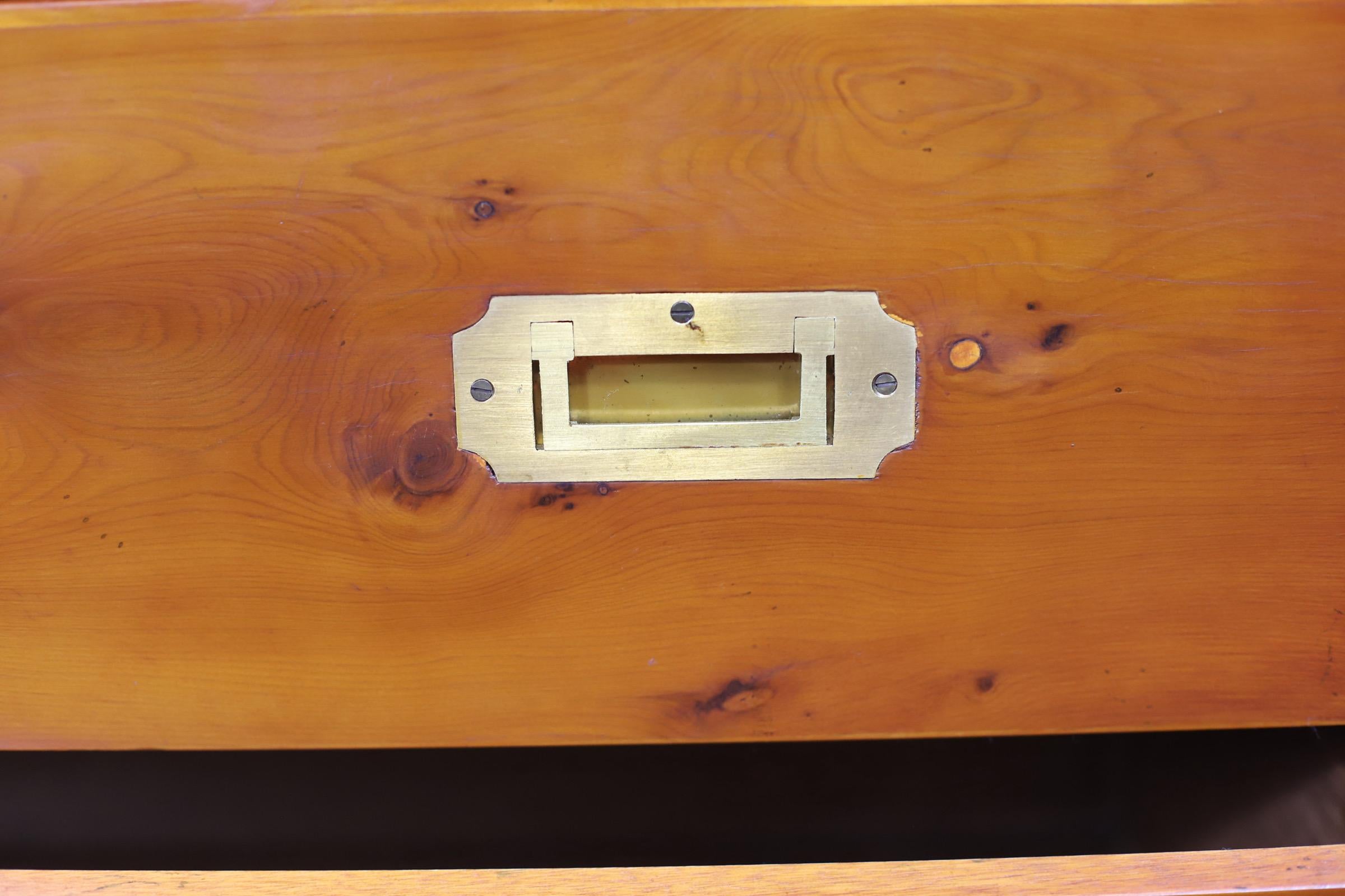 Bella cassettiera in legno di tasso in stile Campaigner militare in vendita 1