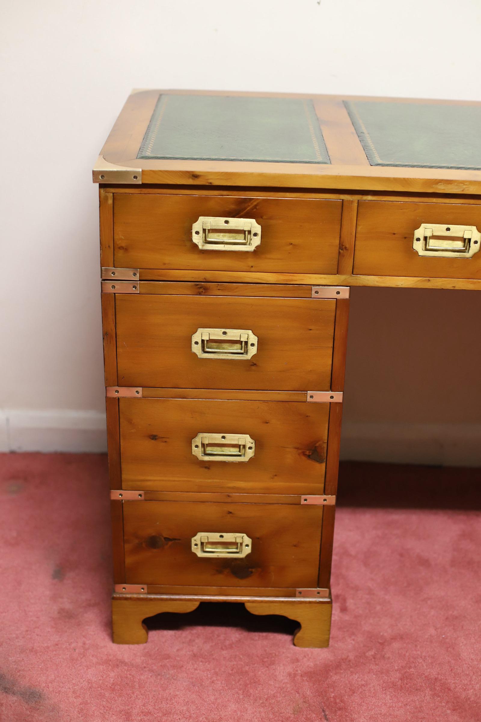 Lovely Yew Wood Military Campaign Twin Pedestal Desk  In Good Condition In Crawley, GB