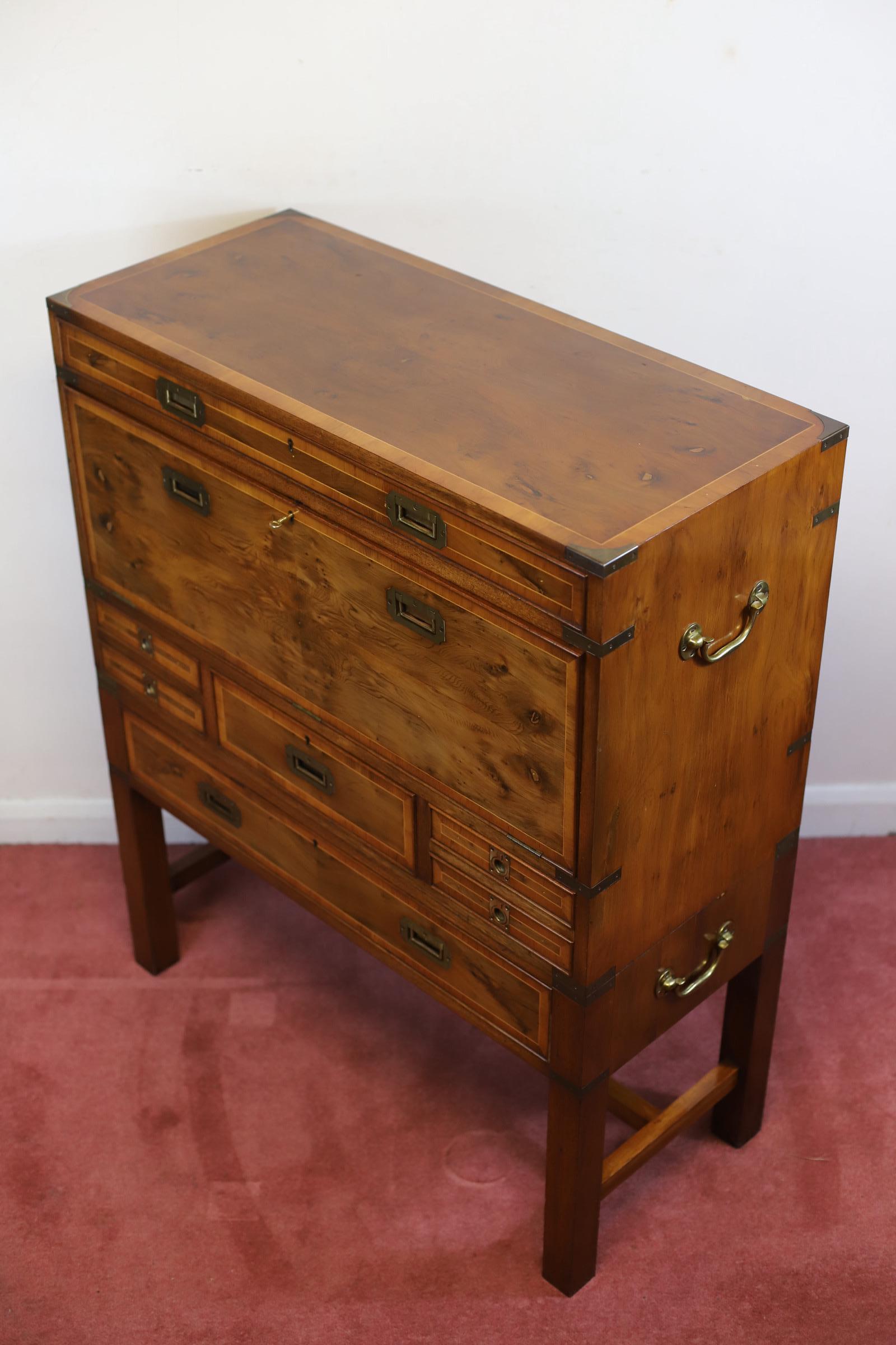 Precioso Baúl de campaña de madera de tejo en venta 9
