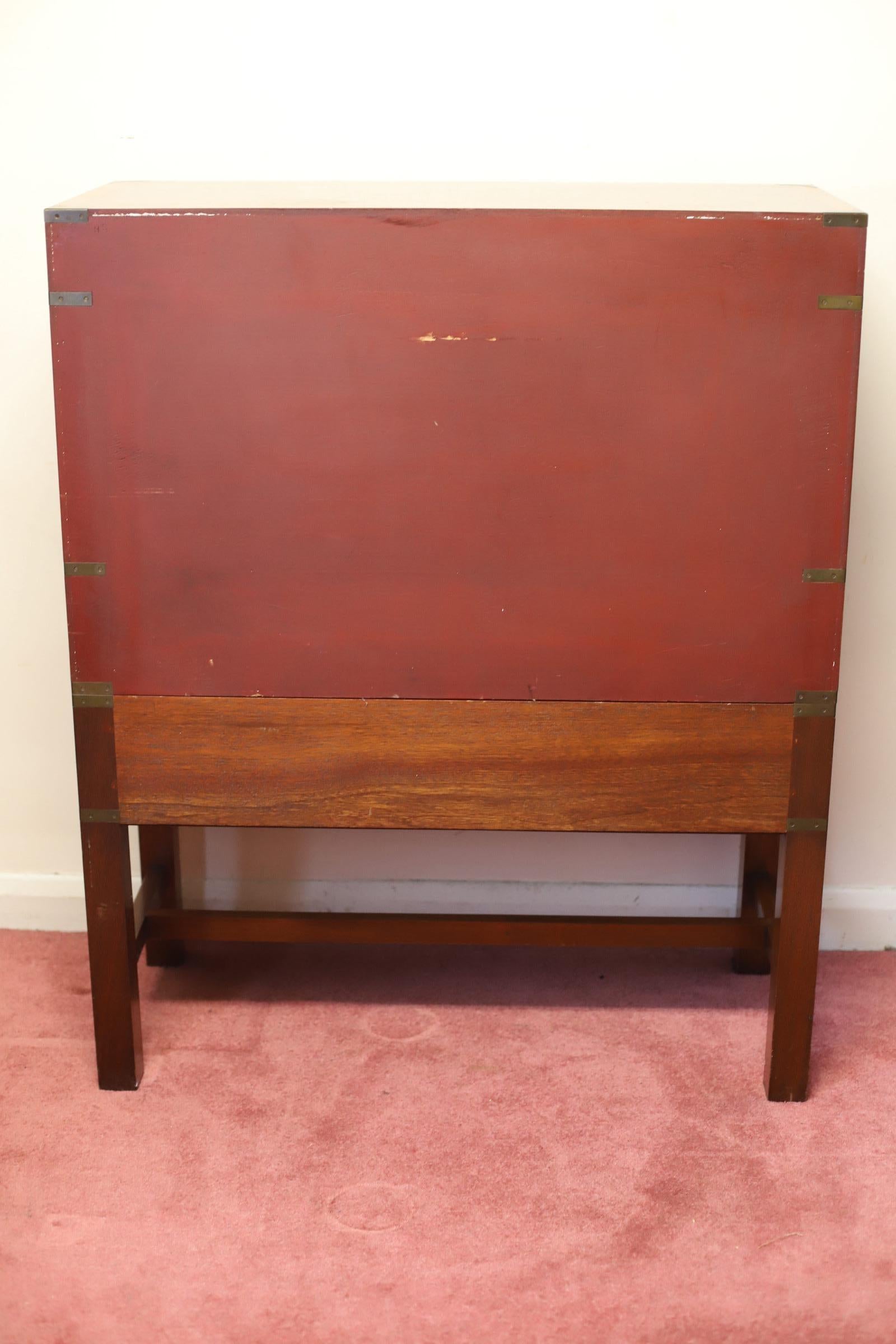 Precioso Baúl de campaña de madera de tejo en venta 12