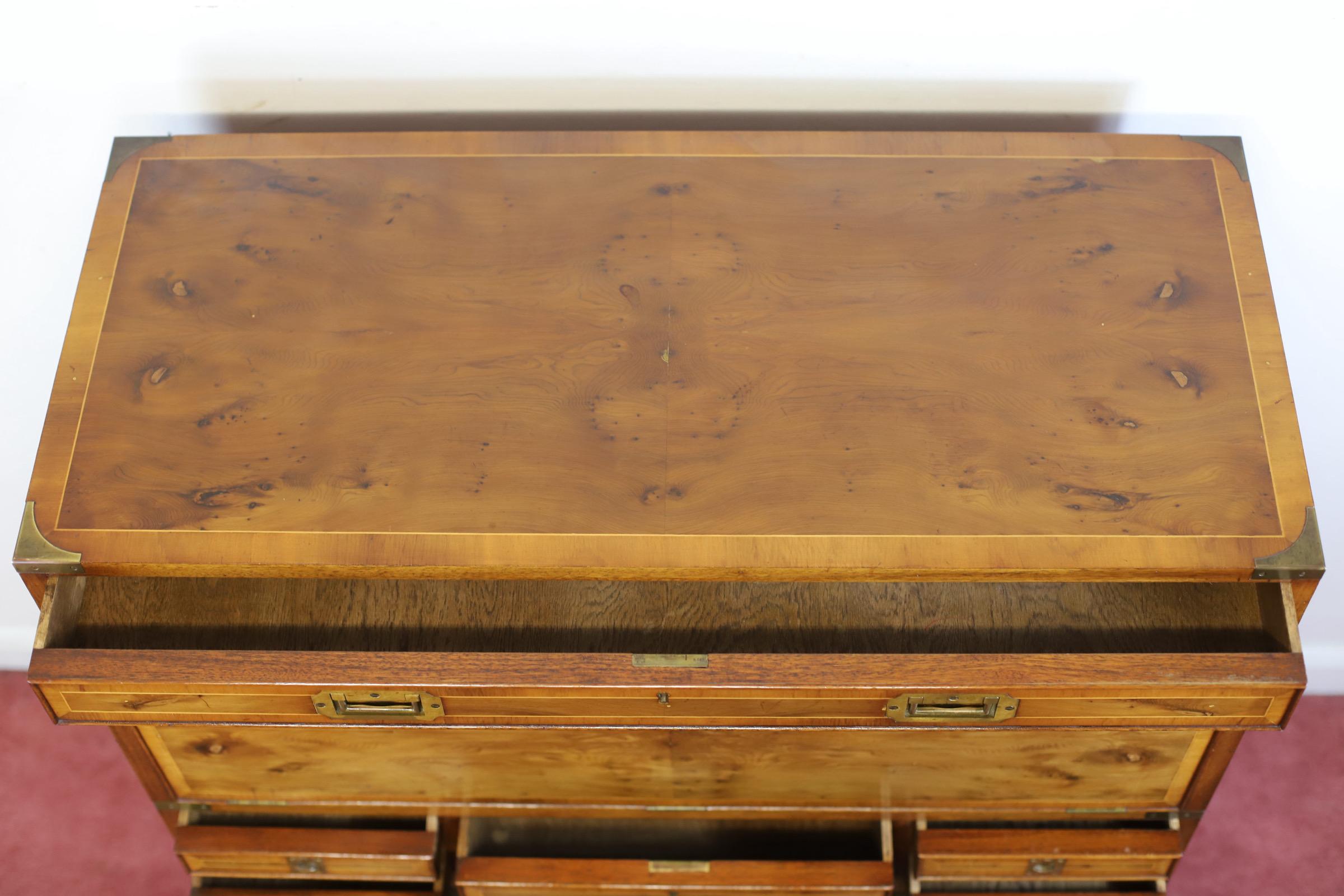 Precioso Baúl de campaña de madera de tejo en Bueno estado para la venta en Crawley, GB