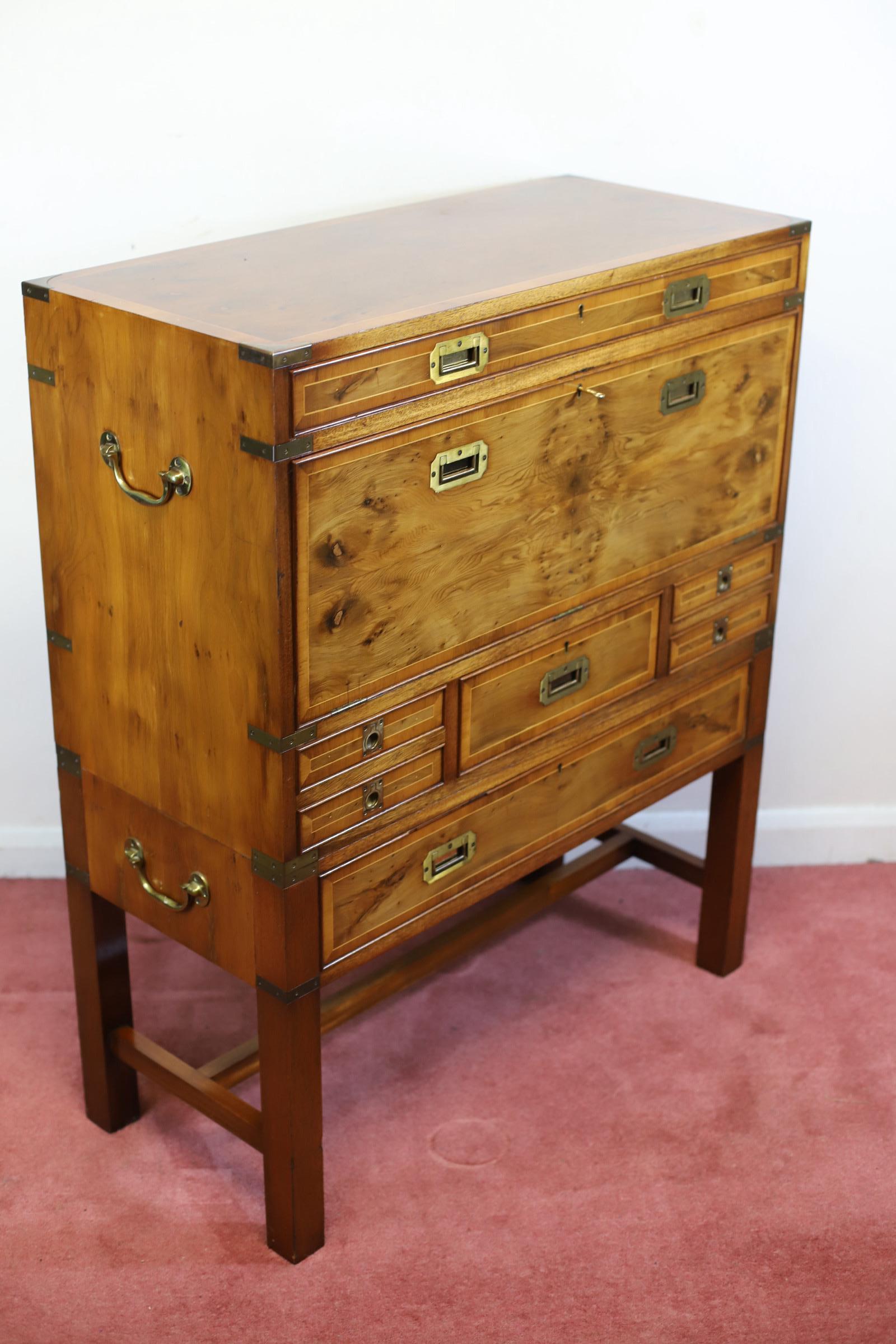 Precioso Baúl de campaña de madera de tejo siglo XX en venta