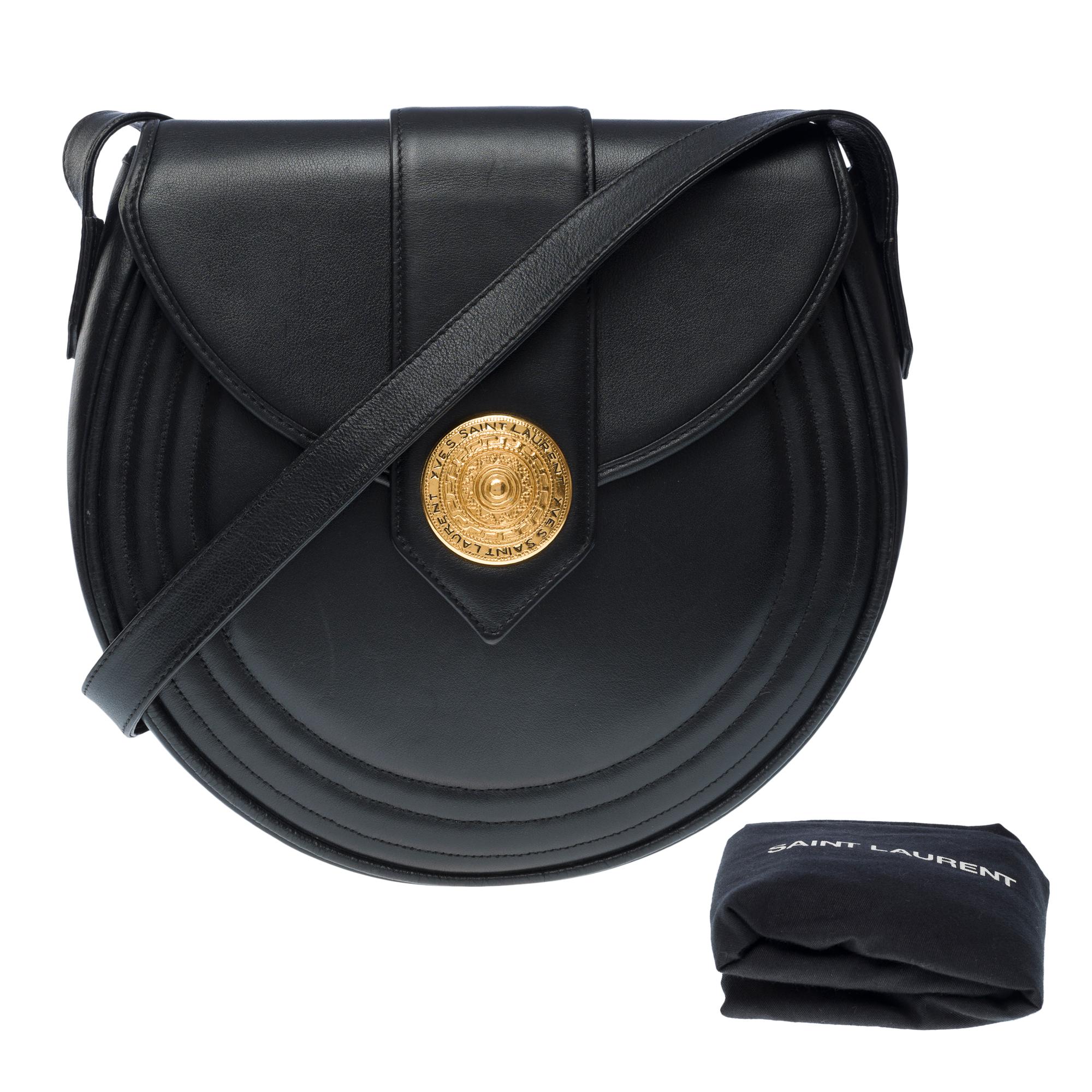 Lovely YSL shoulder bag in the shape of a half moon in black leather, gold metal trim, adjustable shoulder strap in black leather allowing a shoulder or crossbody carry

Magnetic clasp
Black canvas lining with logo, 1 zipped pocket
Signature: