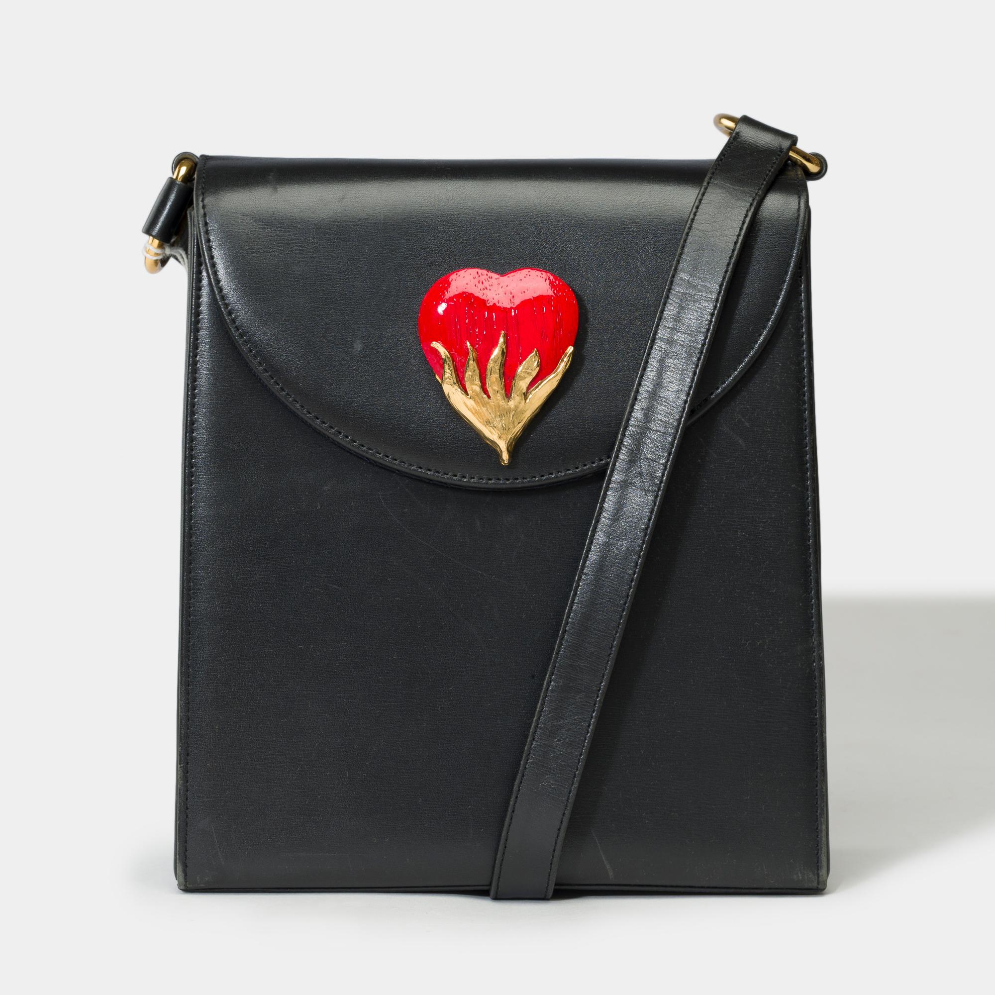 Hübsche Yves Saint-Laurent Vintage Messenger Bag aus schwarzem Kalbsleder, goldene Metallverzierung, schwarzer Ledergriff für Schulter oder Crossbody

Klappenverschluss mit Druckknopf
1 aufgesetzte Tasche
1 Tasche mit Reißverschluss
Unterschrift: