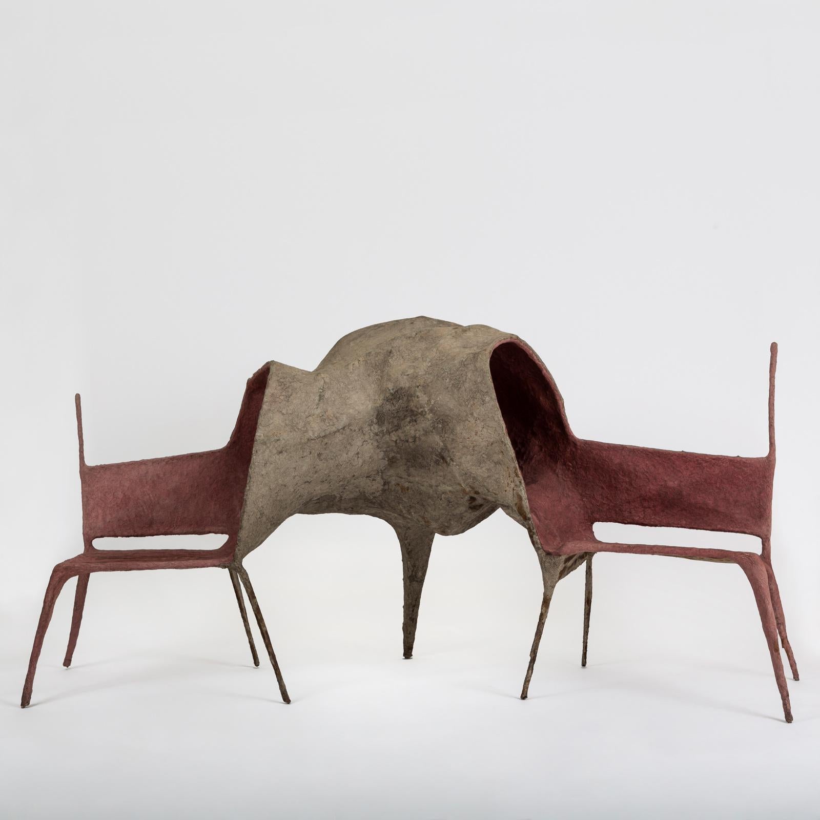 Der Lovers' Chair ist Teil der 'Evolution Collection'. In einer Zeit, in der wir in einem frenetischen Rhythmus von Informationen überflutet werden, wollte Nacho Carbonell einen Zufluchtsort schaffen, an dem man diesem Rausch, in den wir eingetaucht