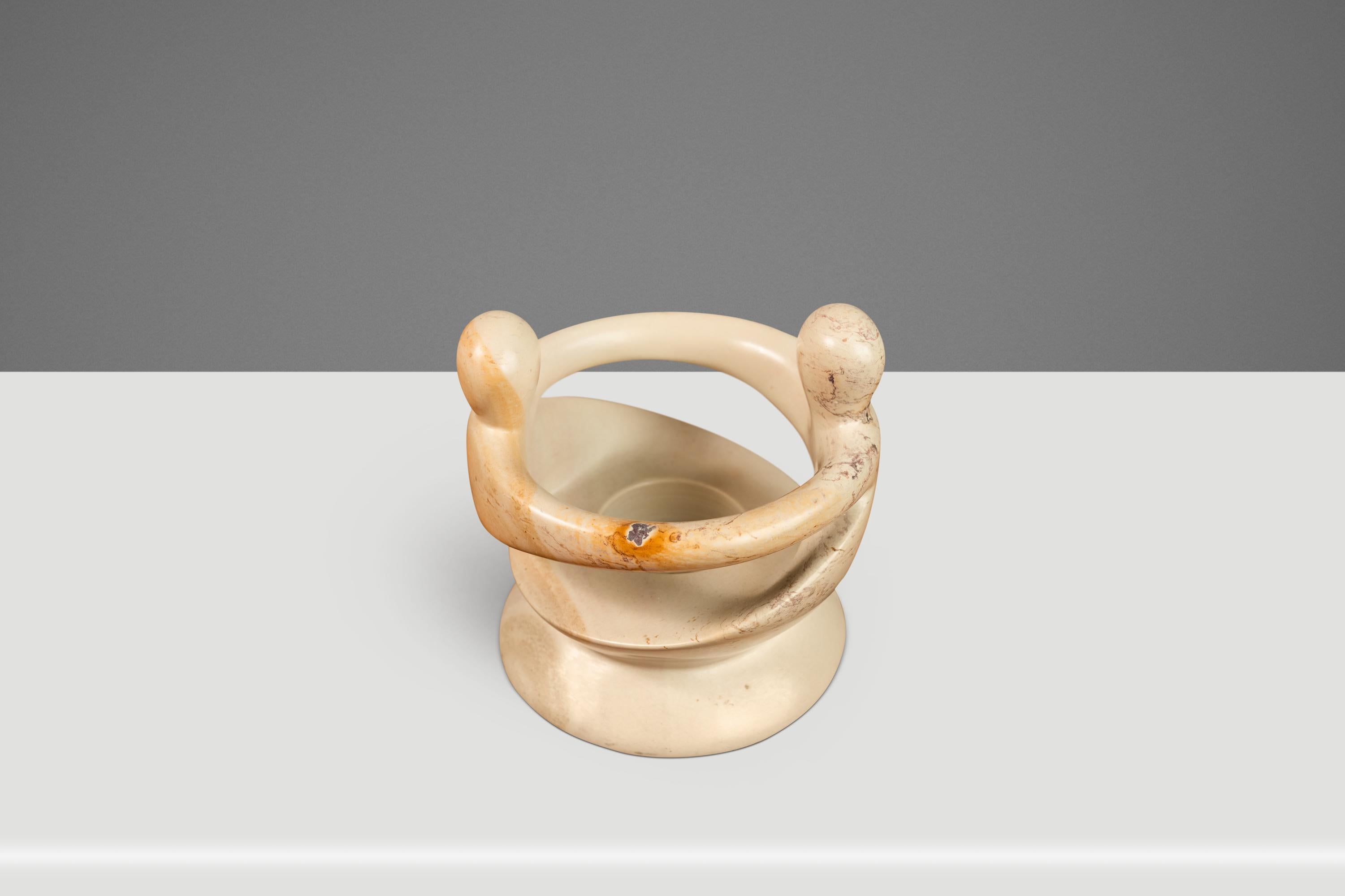 Ti presentiamo una scultura astratta che scalda il cuore e che raffigura due innamorati abbracciati e che funge anche da portacandele o da piccolo portacandele, diventando così il centrotavola perfetto per un tavolo da pranzo o un tavolino. Scolpita