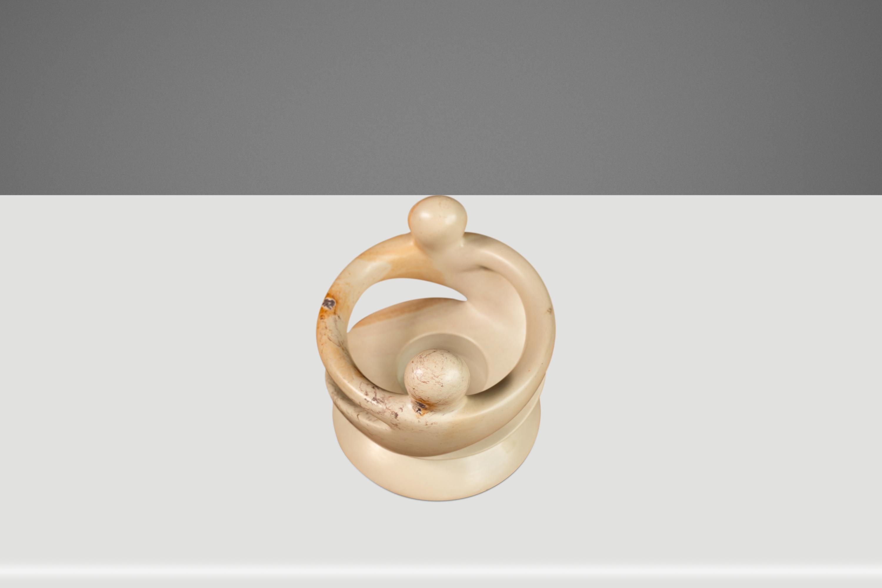 Scultura in marmo e portacandele 