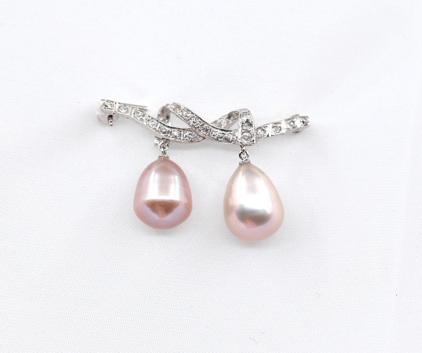 Women's or Men's Lovers Knot Pink Pearls Diamonds Brooch 18K White Gold, 1930 For Sale