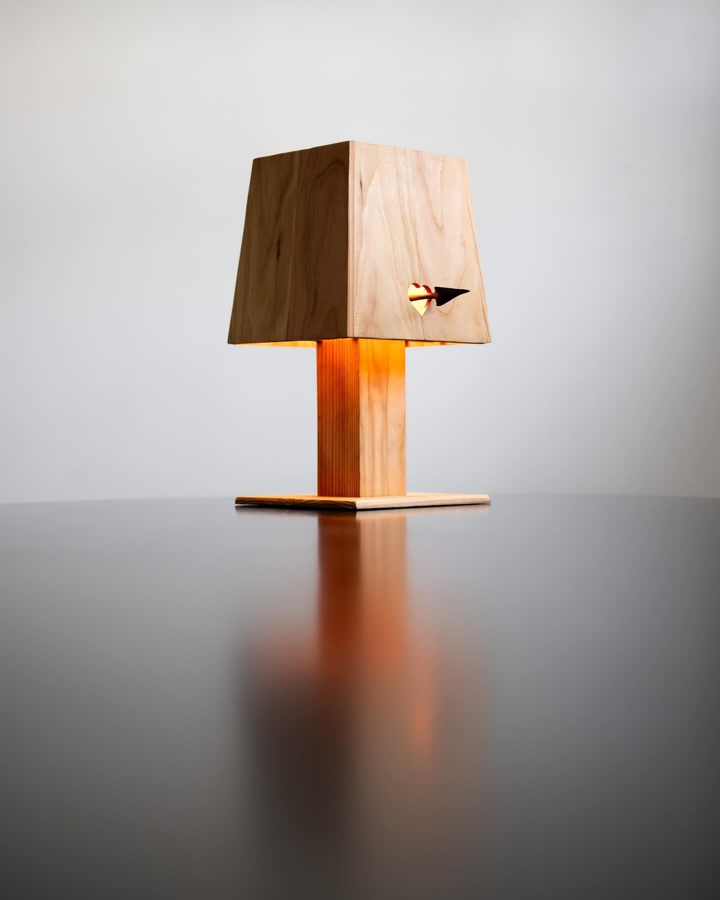 Lampe à poser Lovers en Wood Wood par Asher Gillman
Dimensions : D 20,3 x L 20,3 x H 35,6 cm. 
MATERIAL : Bois de sapin.
Basé aux États-Unis, produit et expédié depuis ce pays.

Les dimensions sont approximatives et peuvent varier. Toutes nos lampes