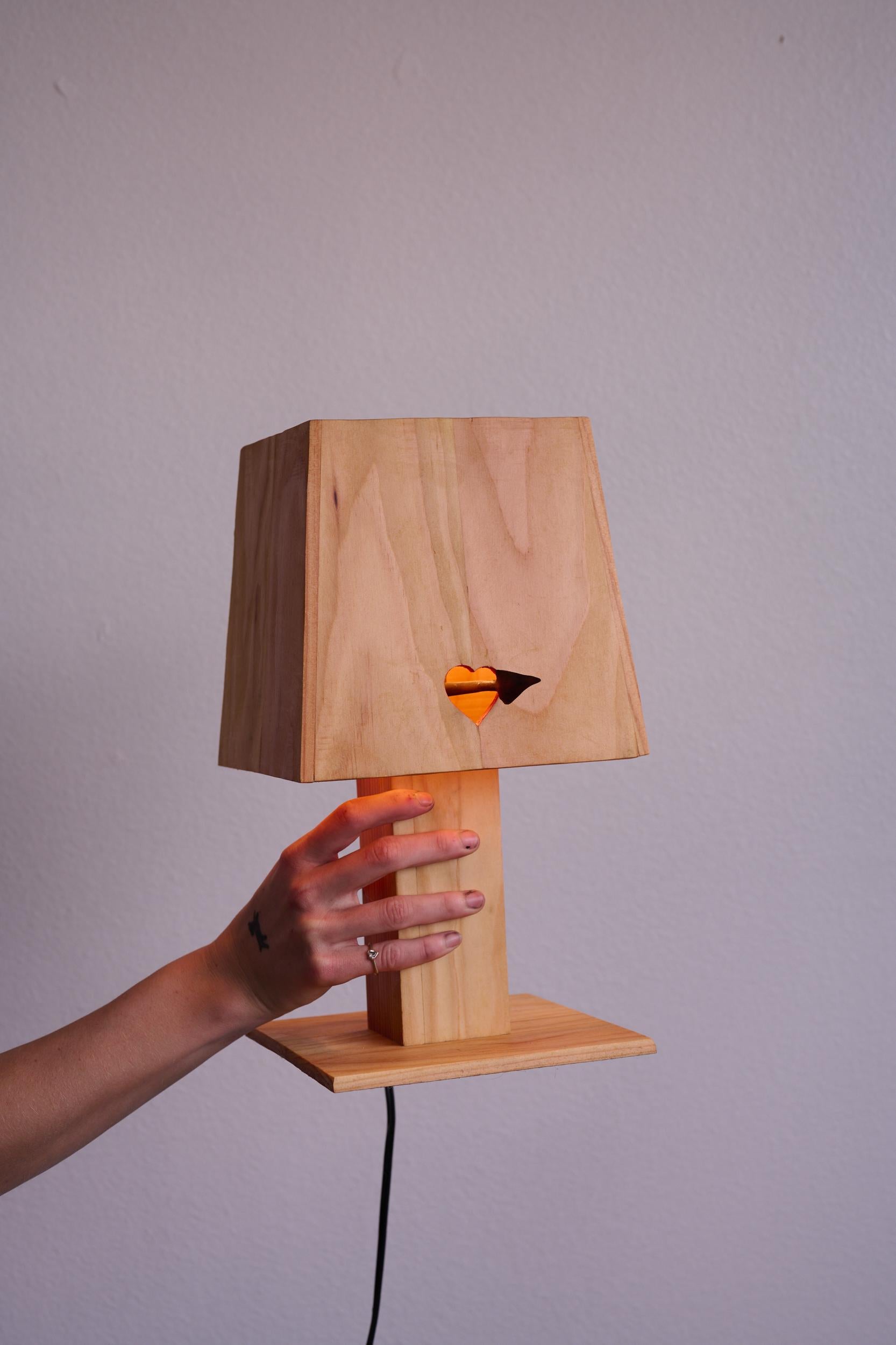 Moderne Lampe à poser Lovers en Wood Wood par Asher Gillman en vente