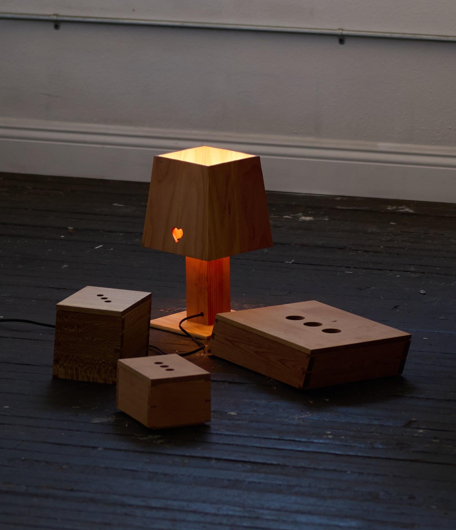 Autre Lampe à poser Lovers en Wood Wood par Asher Gillman en vente