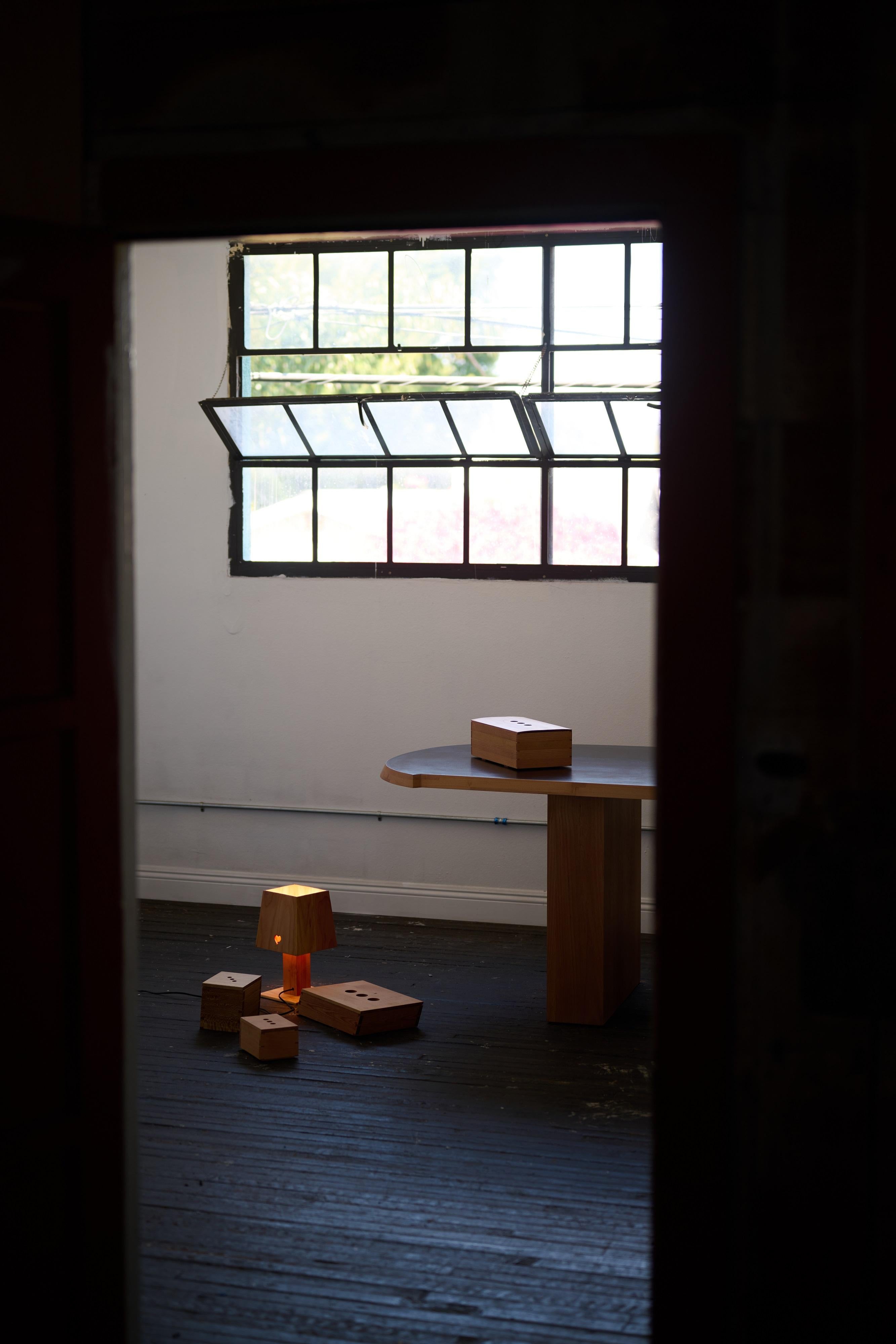 XXIe siècle et contemporain Lampe à poser Lovers en Wood Wood par Asher Gillman en vente