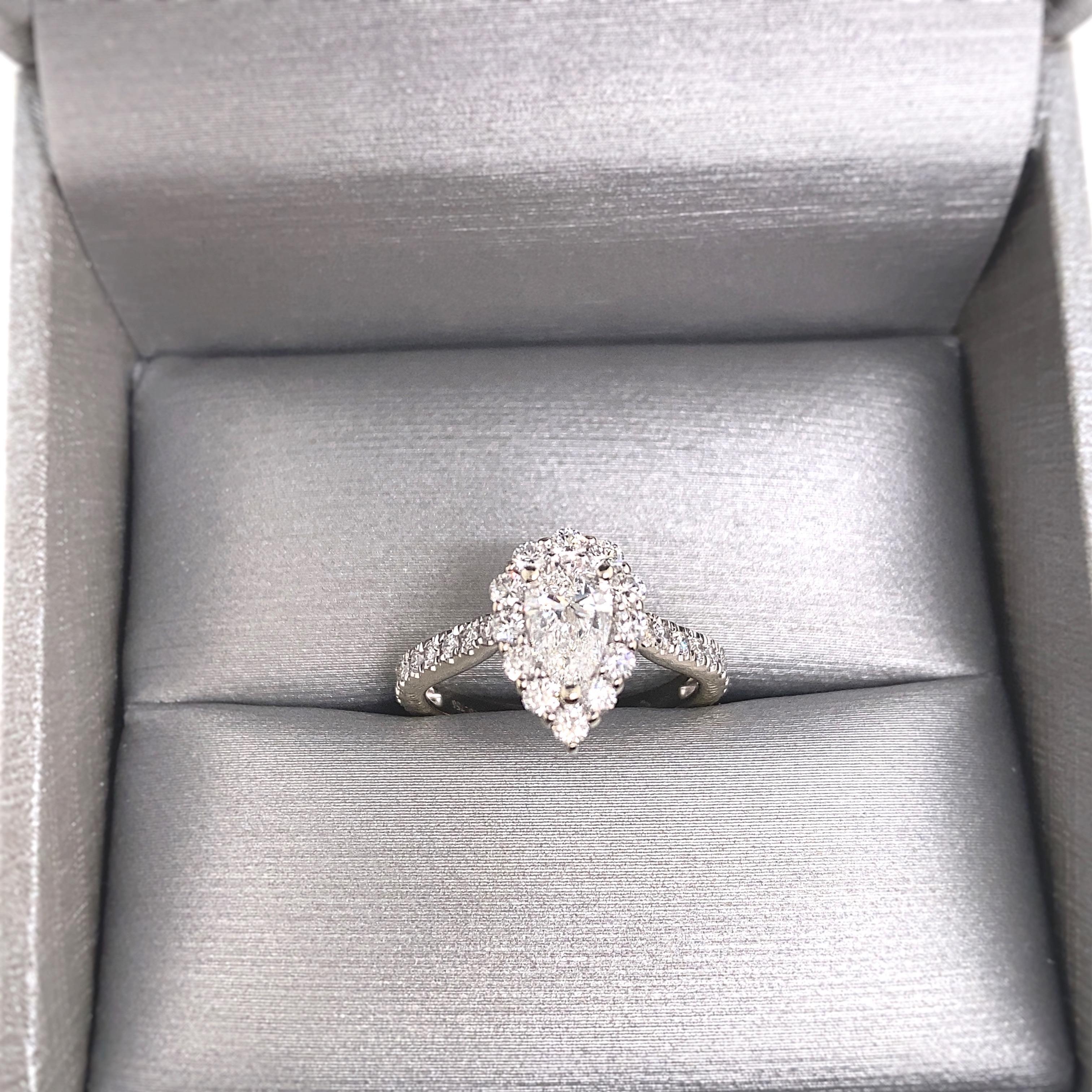 Bague de fiançailles à cadre de 14 carats avec diamant en forme de poire 1 carat Love's Destiny de Zale's en vente 7