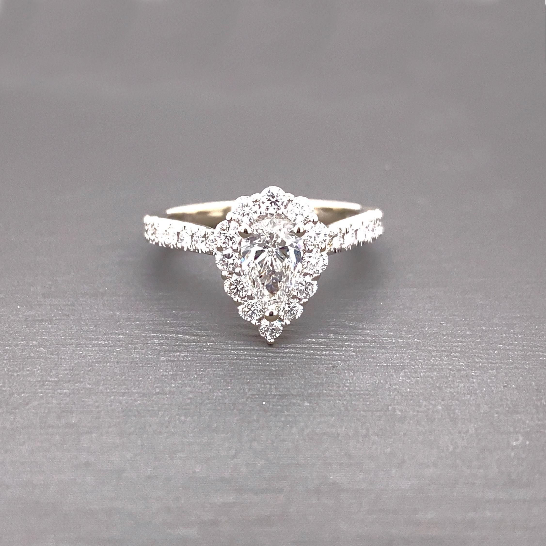 Taille poire Bague de fiançailles à cadre de 14 carats avec diamant en forme de poire 1 carat Love's Destiny de Zale's en vente