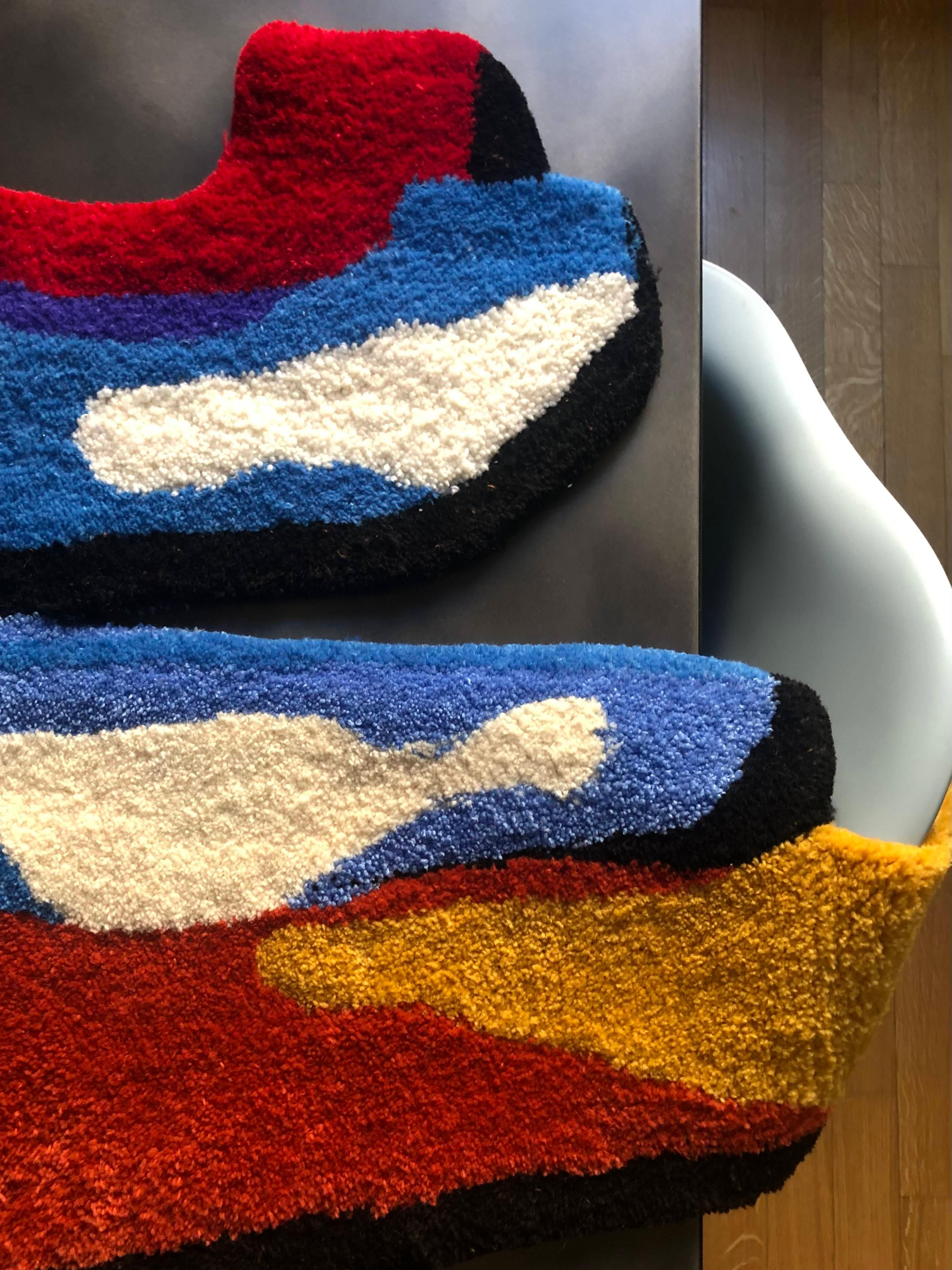 Love's Got Hole Handgetufteter Teppich aus Wolle und Baumwolle  (Italienisch) im Angebot