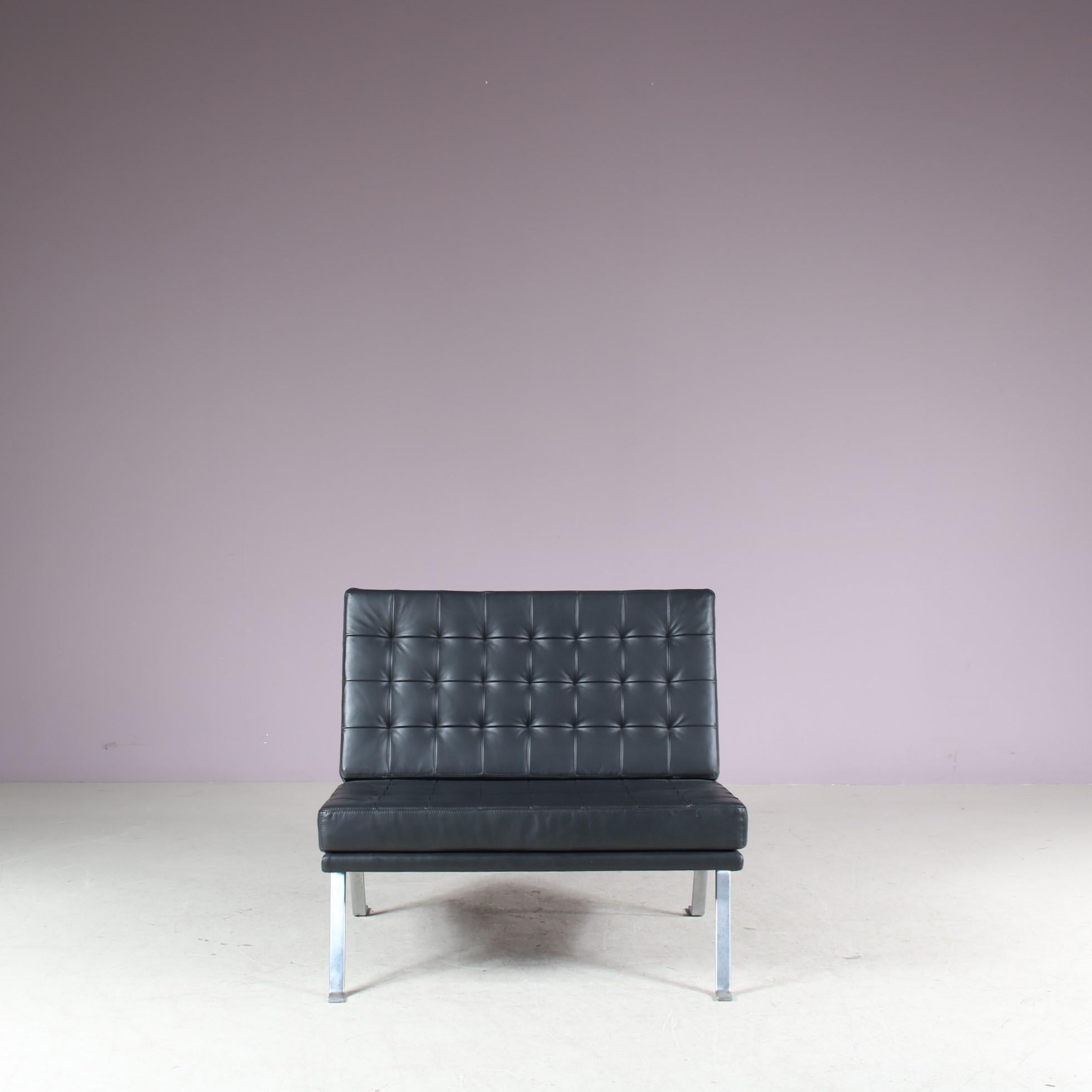 Stupenda poltrona disegnata da Hein Salomonson, prodotta da AP Polak, Paesi Bassi, circa 1950.

Questa sedia è un pezzo molto popolare del Dutch Design, grazie al suo design bello e minimalista e all'elevato comfort di seduta. È rivestito in un