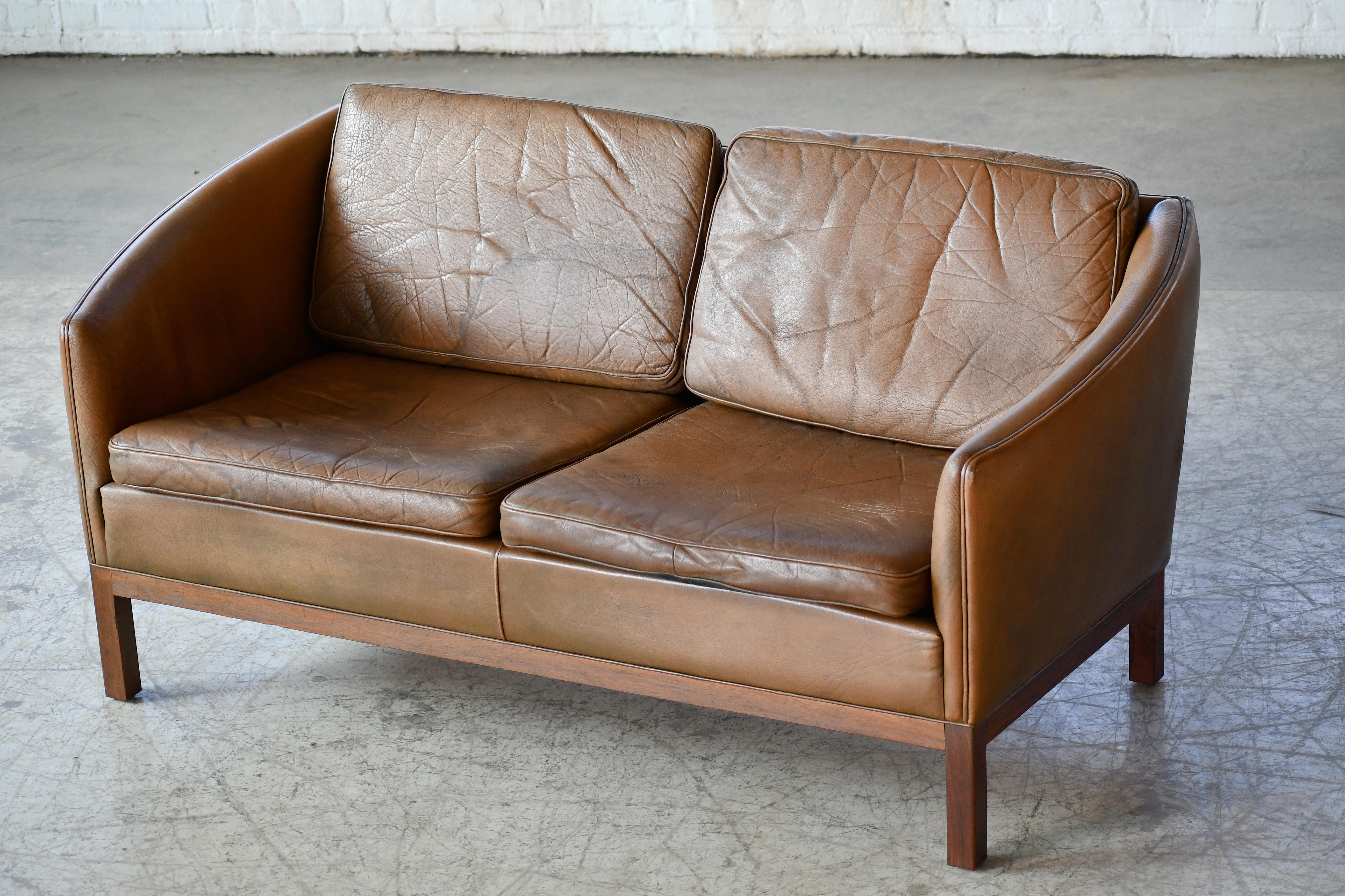 Mid-Century Modern Loveseat by Illum Wikkelso in Cognac Leather and Rosewood Denmark 1960's For Sale