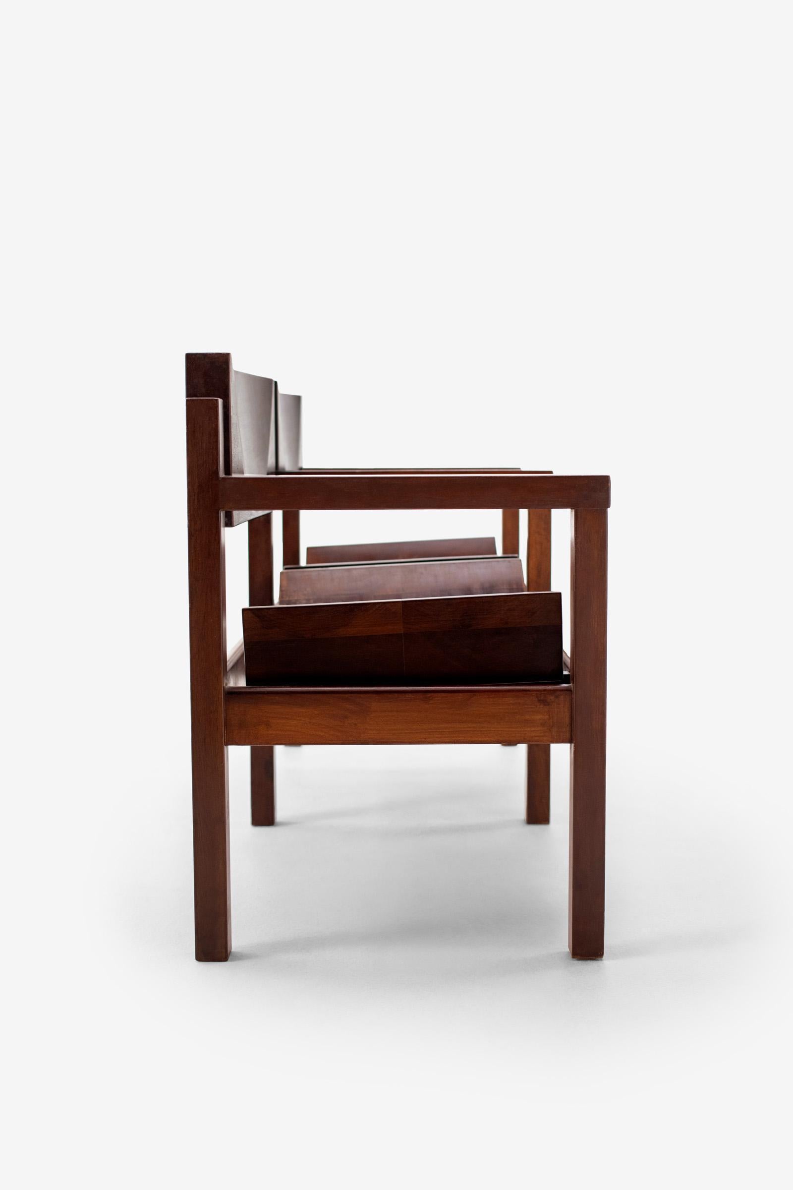 Brut et monolithique, ce très rare banc tout en bois (Banco de Tronco) évoque la forme de troncs d'arbres coupés, fusionnant la matérialité brésilienne avec un design volumétrique audacieux - l'une des œuvres les plus sculpturales de Tenreiro.