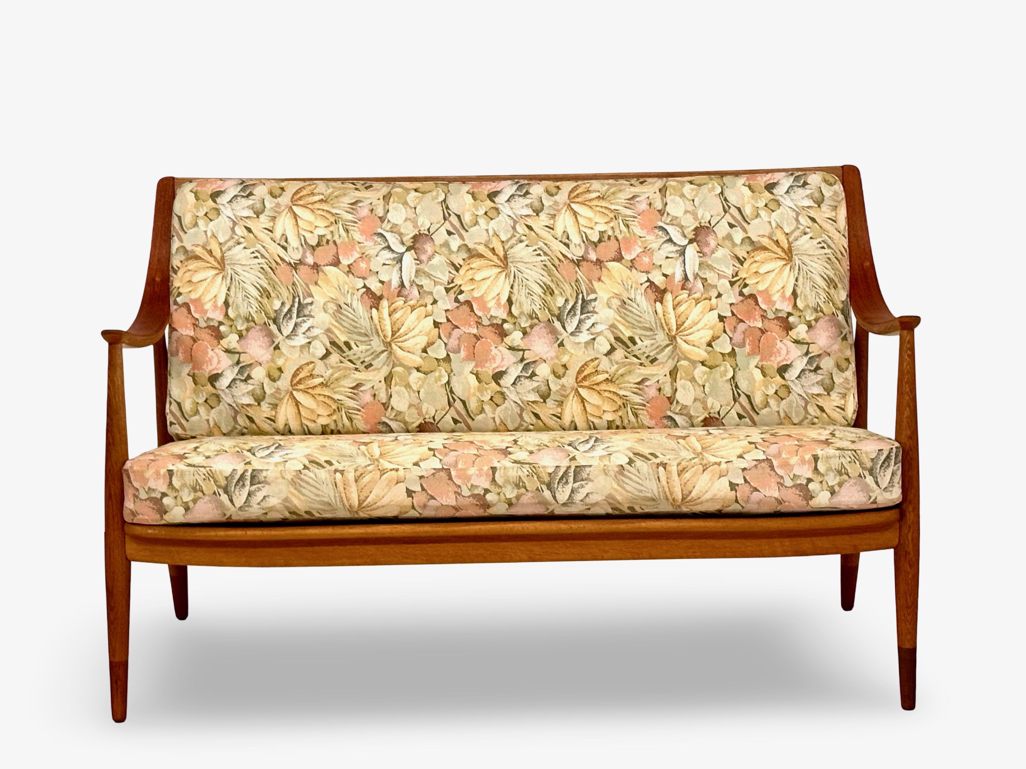 Love seat ou canapé 2 places en teck et chêne avec coussins à ressorts d'origine. Conçu et produit par Hvidt et Mølgaard et France et Daverkosen, Danemark 1950.