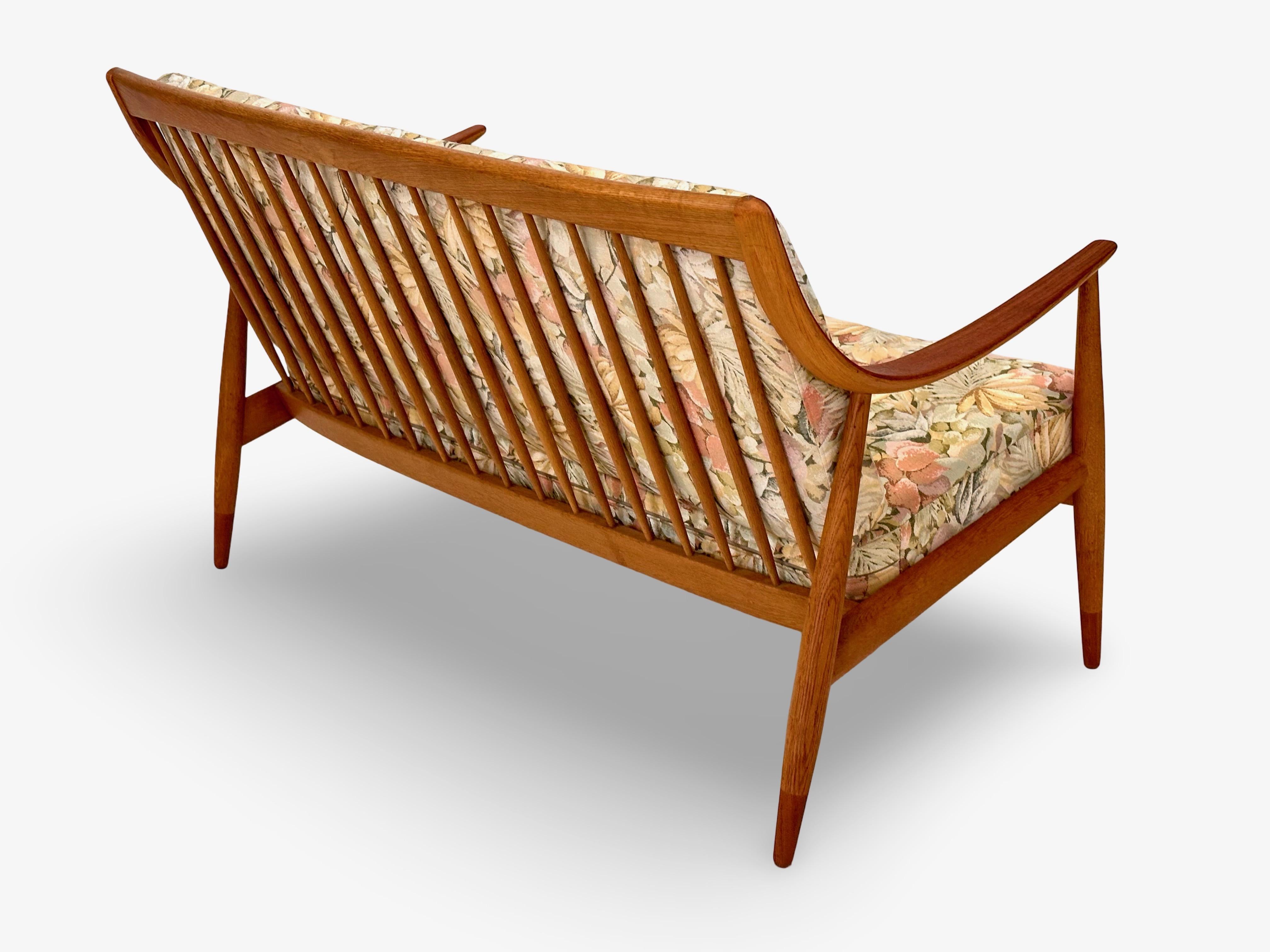 Chêne Causeuse en chêne et teck par Hvidt & Mølgaard, Danemark. en vente