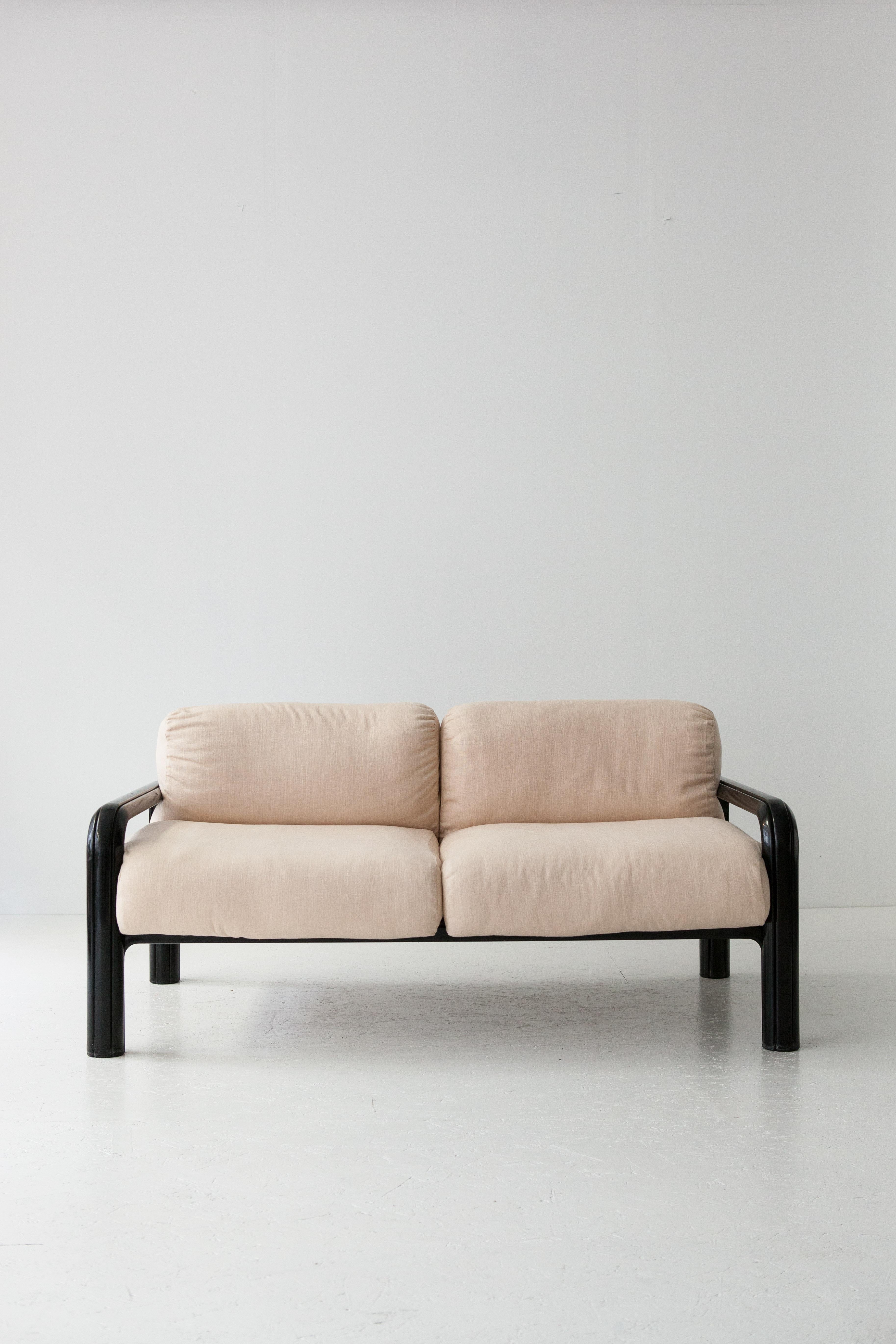 Gae Aulenti's loveseat, introduced by Knoll International in 1976, exemplifies the minimalist aesthetic and functionalist principles of late 20th-century design. Its clean lines, premium materials, and ergonomic design challenge traditional norms,