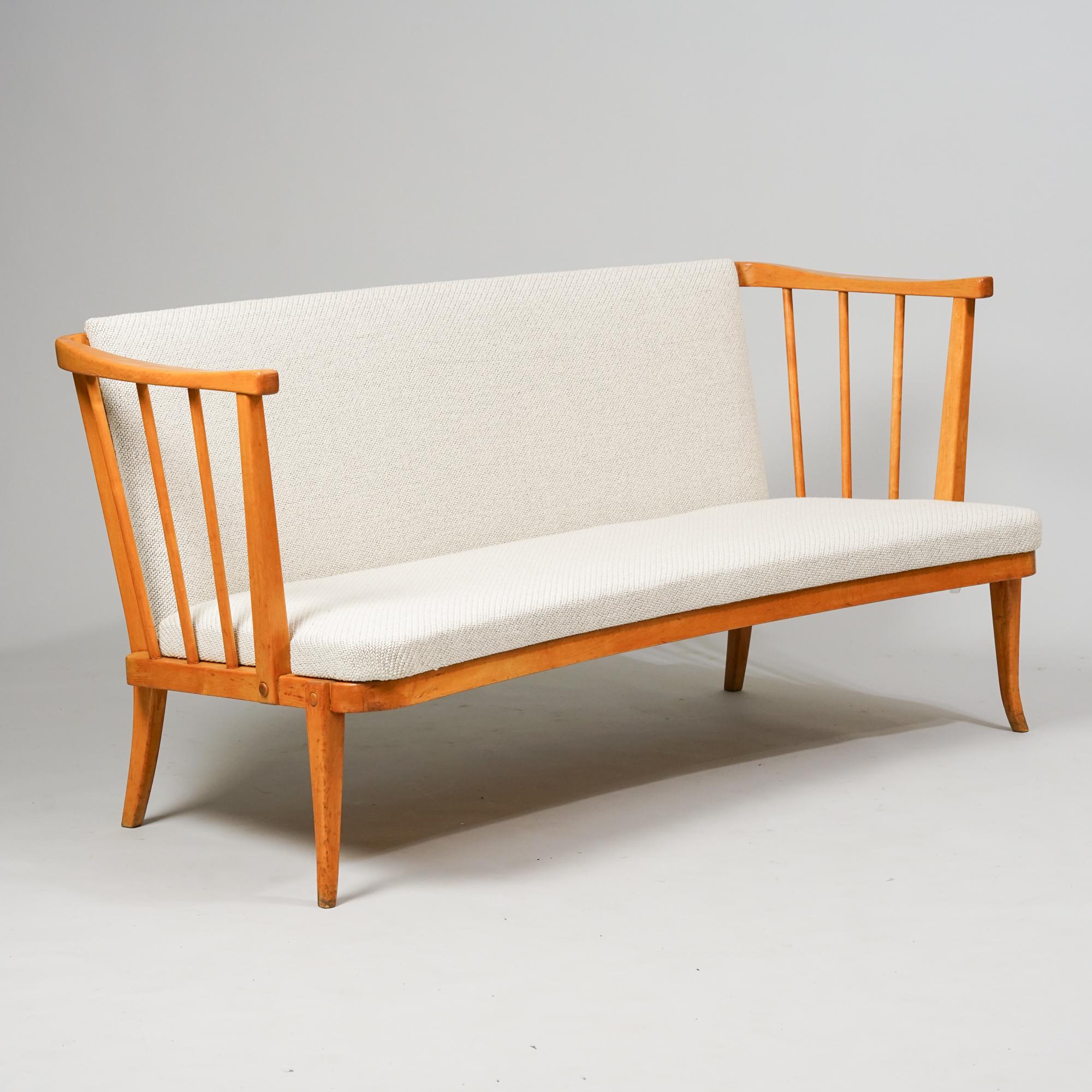 Loveseat, entworfen von Werner West, hergestellt von Keravan Puusepät Oy, 1940er Jahre. Rahmen aus Birke. Neu gepolstert mit hochwertigem Kvadrat Wollstoff. Guter Vintage-Zustand, Patina im Einklang mit Alter und Gebrauch. 
