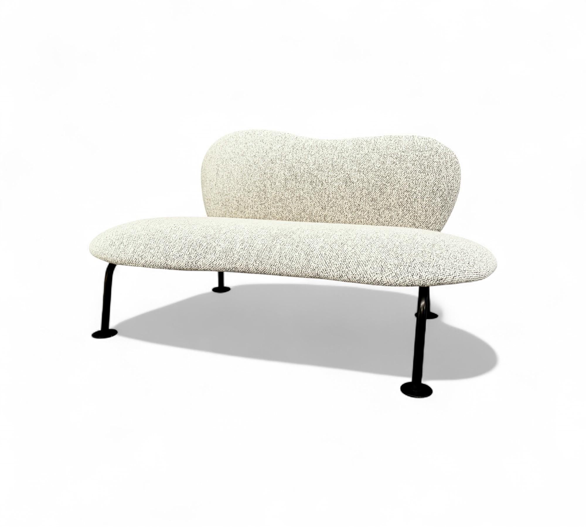 Loveseat con forma orgánica en hierro y boucle, Freijo Moveis, años 50 - Lote 671A Moderno de mediados de siglo en venta