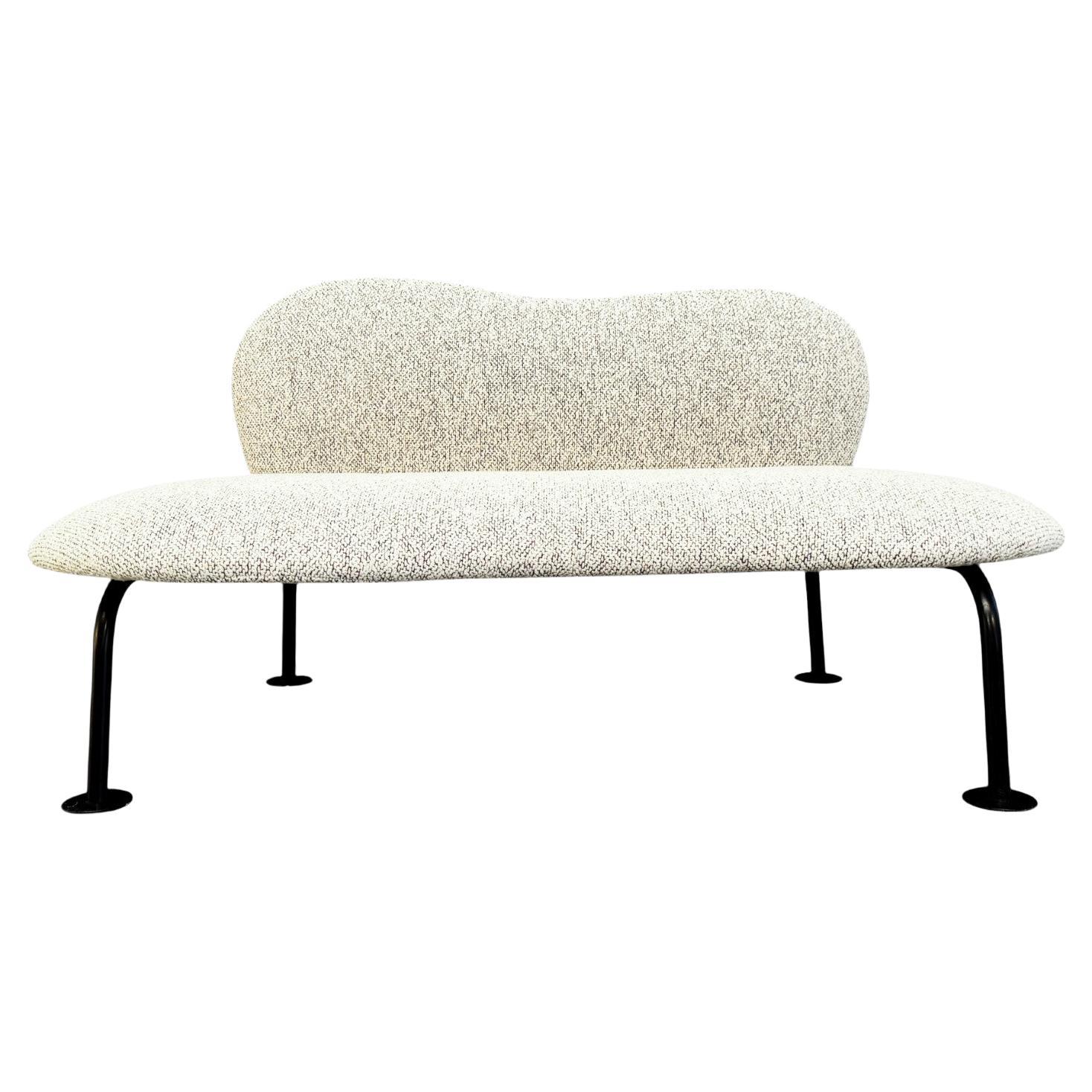 Este pequeño, curioso y divertido loveseat presenta unas patas tubulares de metal pintadas en negro con un boucle de melange blanco y gris ultrasuave Este tipo de forma orgánica formó parte de la tendencia de diseño Organic que se dio en