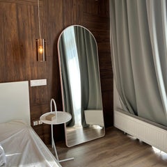 Grande specchio da pavimento colorato ad arco con cornice personalizzata, Loveself 01 di oitoproduct