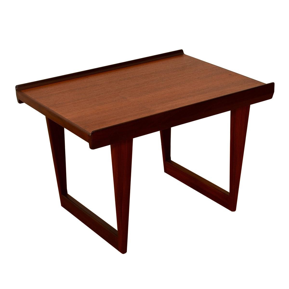 Minitabla Lovig de teca danesa con patas en forma de trineo en venta