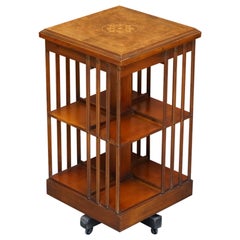 Table d'appoint à bibliothèque tournante Sheraton Revival en loupe d'orme et bois de satin
