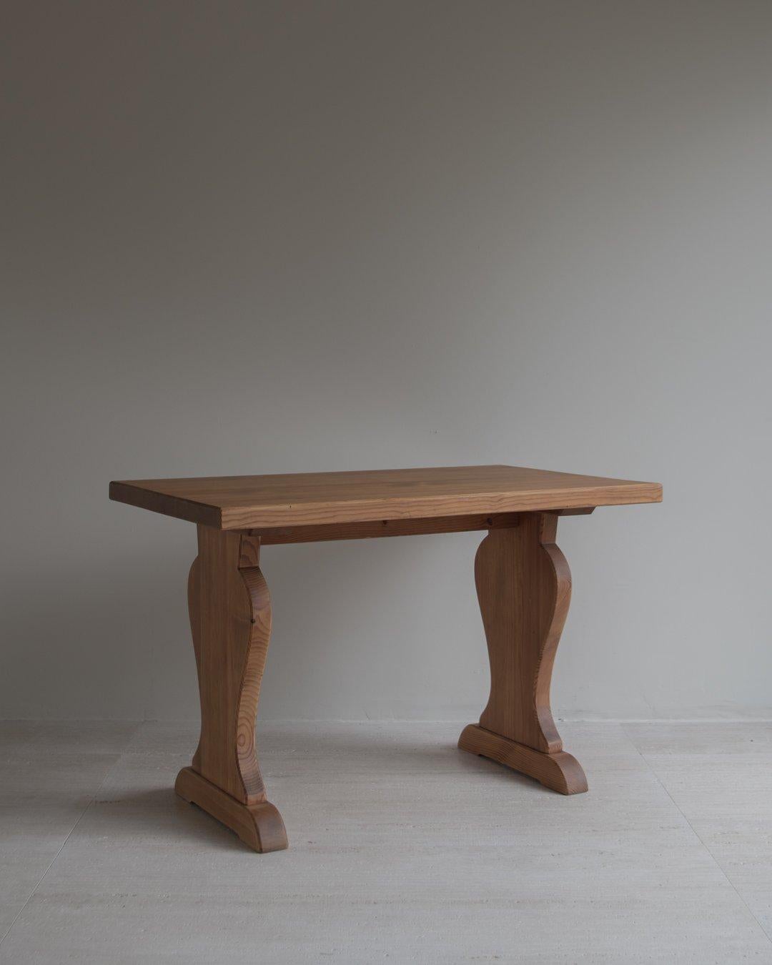 Occasional or small dining table manufactured by Nordiska Kompaniet Sweden, 1940s in pinewood - Attributed to Axel Einar Hjorth - Sold by Fraktgods in 1947 (original receipt attached to the table) - Lovely patina and colour.

The table was