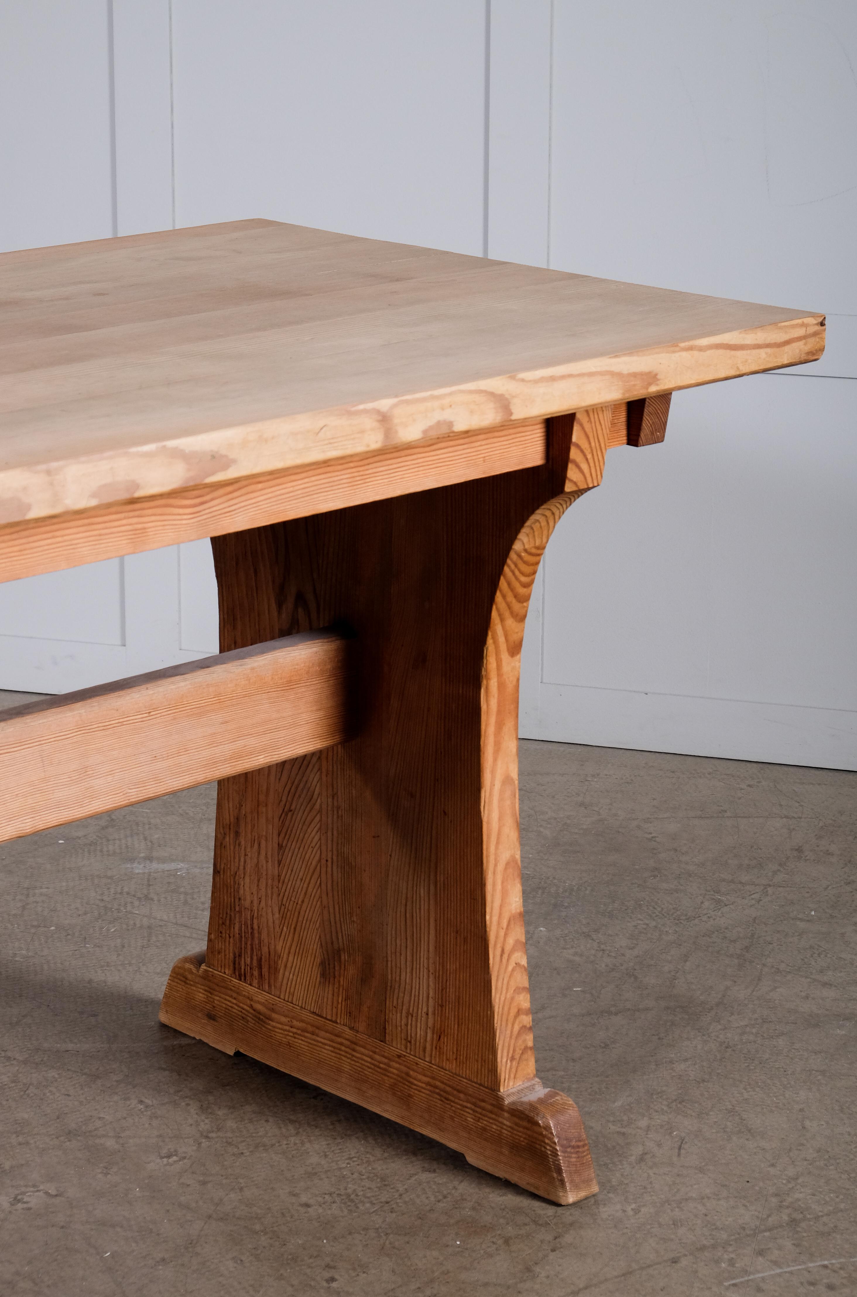 Milieu du XXe siècle Table en pin 