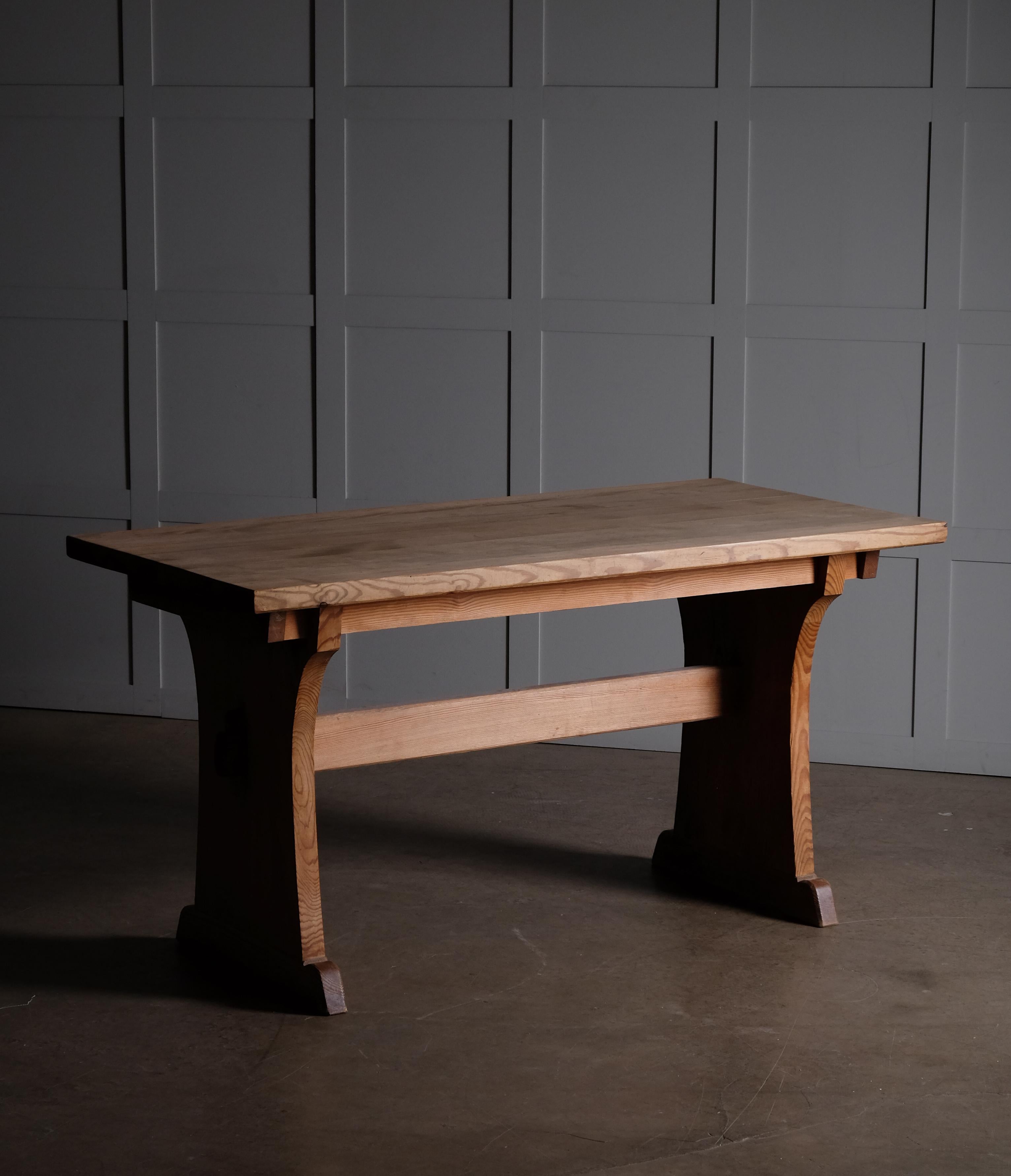Table en pin 
