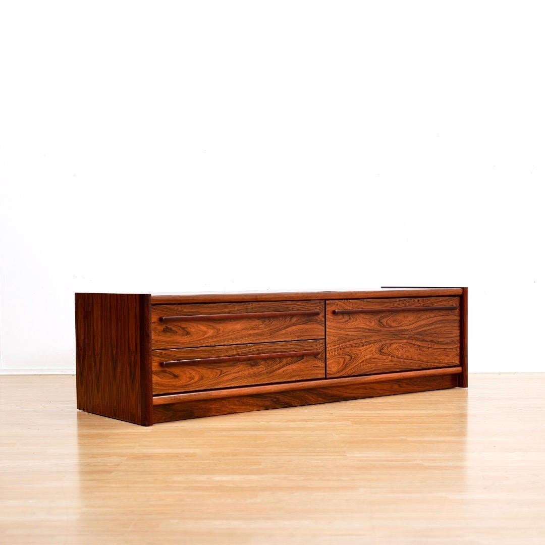 Questa credenza vintage è stata prodotta dalla Faarup Mobelfabrik in Danimarca negli anni Settanta. Realizzata in legno di palissandro, è una credenza bassa di dimensioni perfette per la tv.