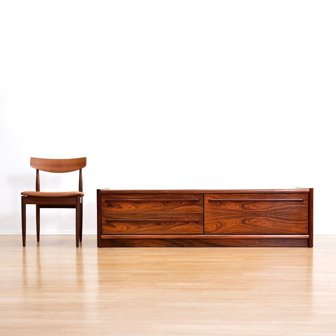 Mid-Century moderno Credenza moderna danese in palissandro degli anni '70 di Faarup Mobelfabrik in vendita