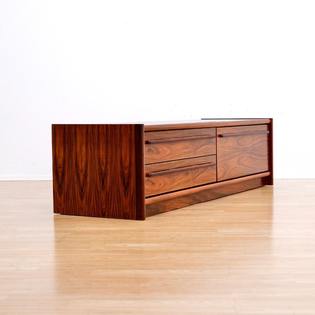 Credenza moderna danese in palissandro degli anni '70 di Faarup Mobelfabrik In condizioni buone in vendita a Los Angeles, CA