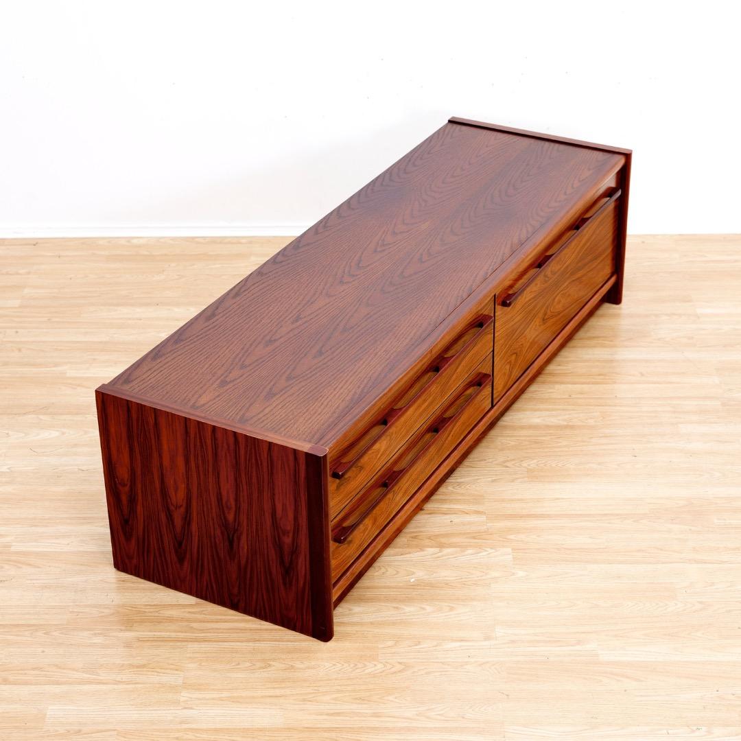 Fine XX secolo Credenza moderna danese in palissandro degli anni '70 di Faarup Mobelfabrik in vendita