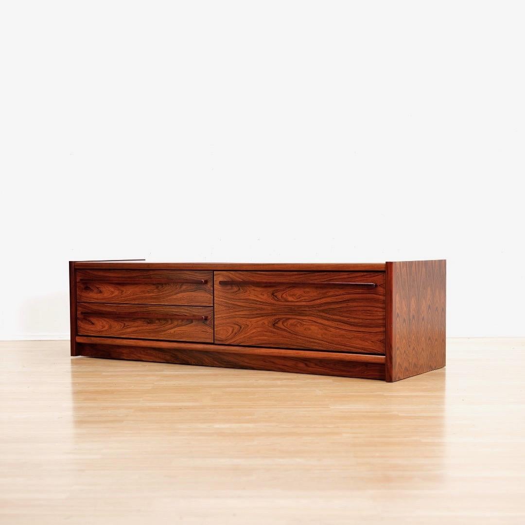 Palissandro Credenza moderna danese in palissandro degli anni '70 di Faarup Mobelfabrik in vendita