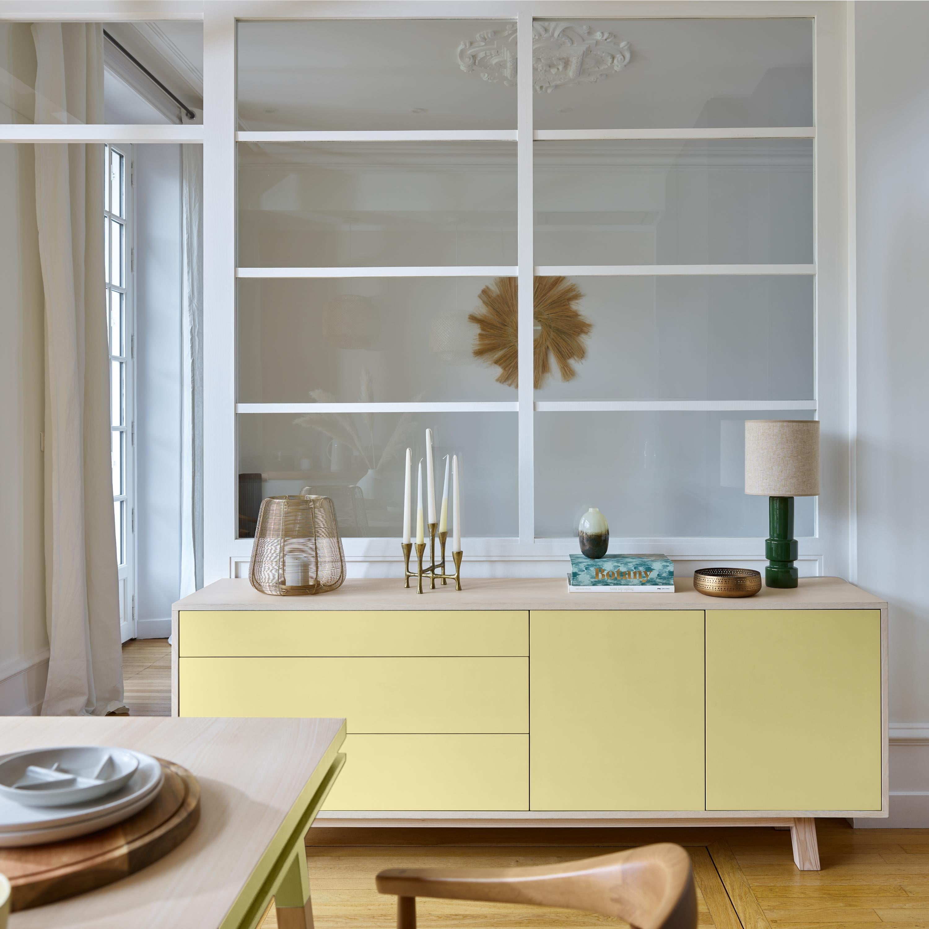 Este aparador de 2 puertas y 3 cajones se presenta aquí en madera de fresno y también está disponible en roble francés.
No es necesario ningún montaje por tu parte, los muebles se montan por completo en nuestro taller.

Los 3 cajones ocupan la mitad