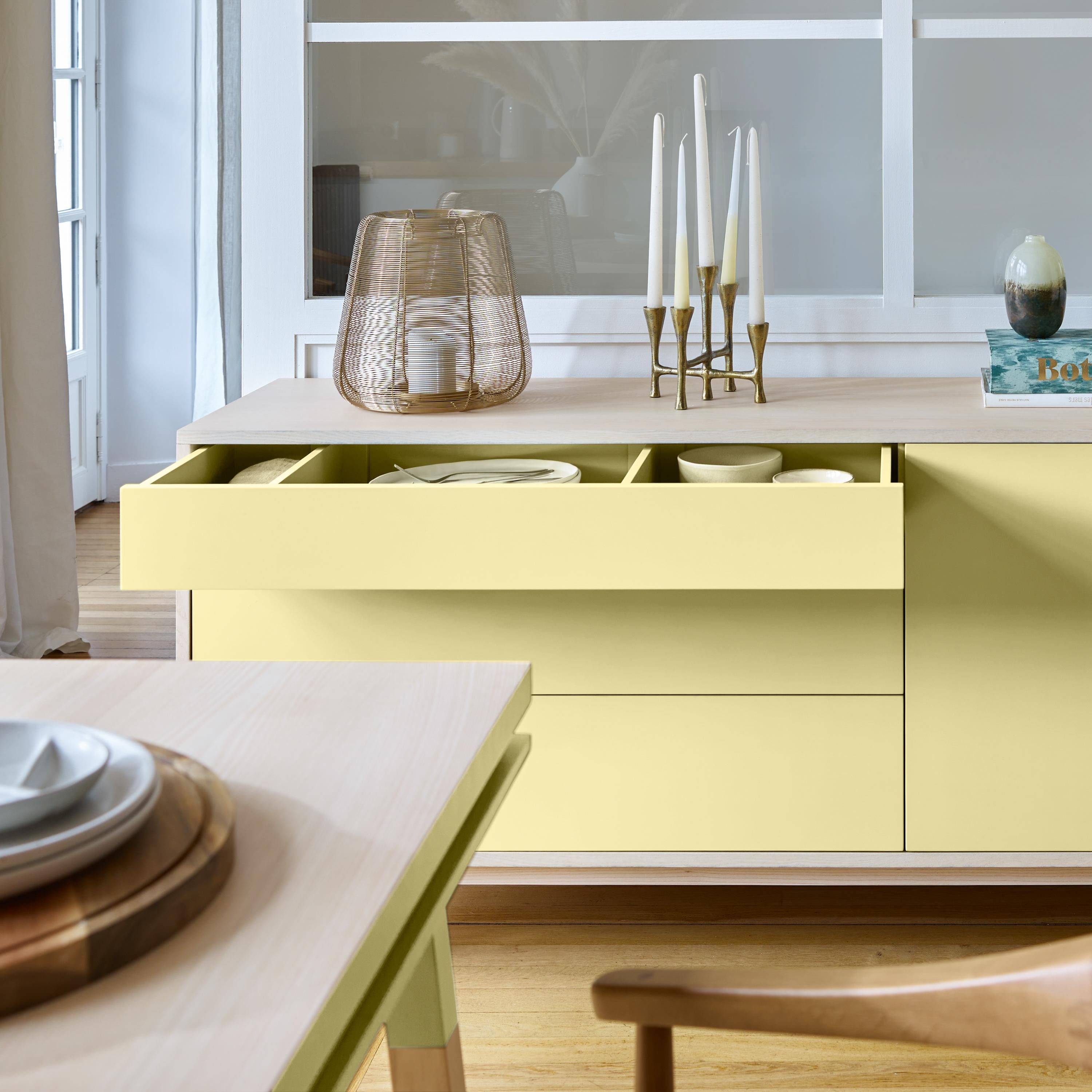 Aparador bajo francés de madera amarillo claro del diseñador Eric Gizard, París Escandinavo moderno en venta