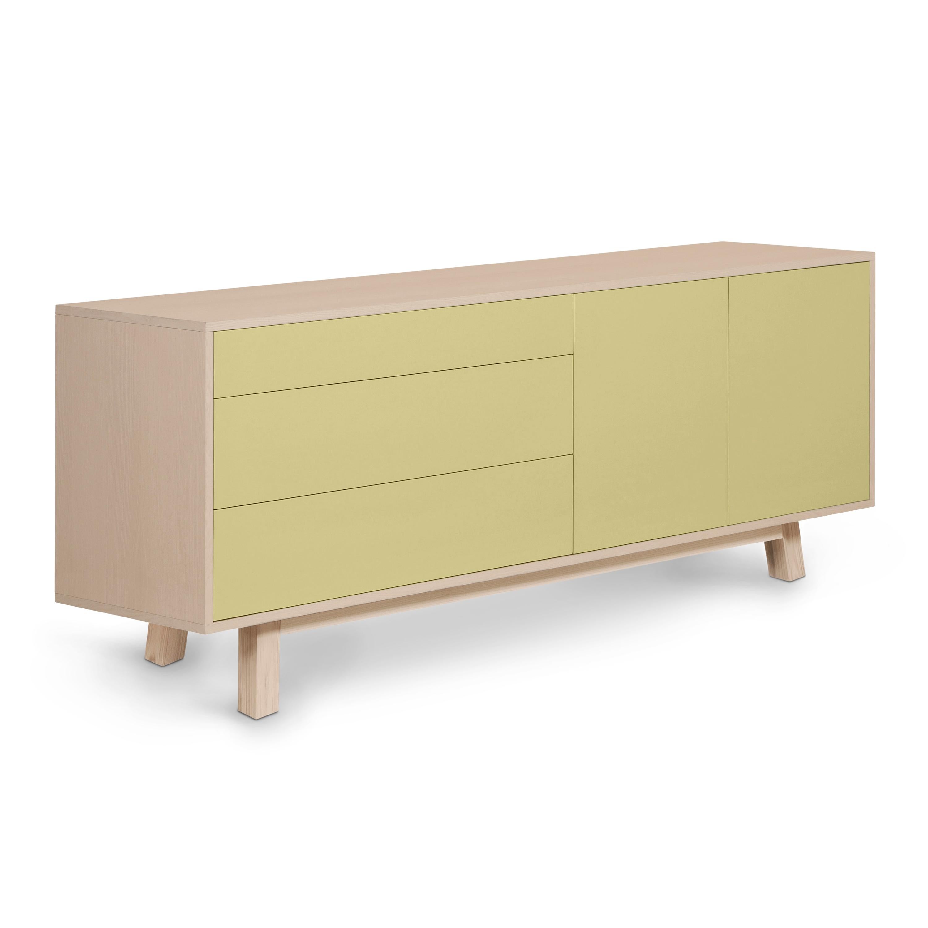 Aparador bajo francés de madera amarillo claro del diseñador Eric Gizard, París Francés en venta