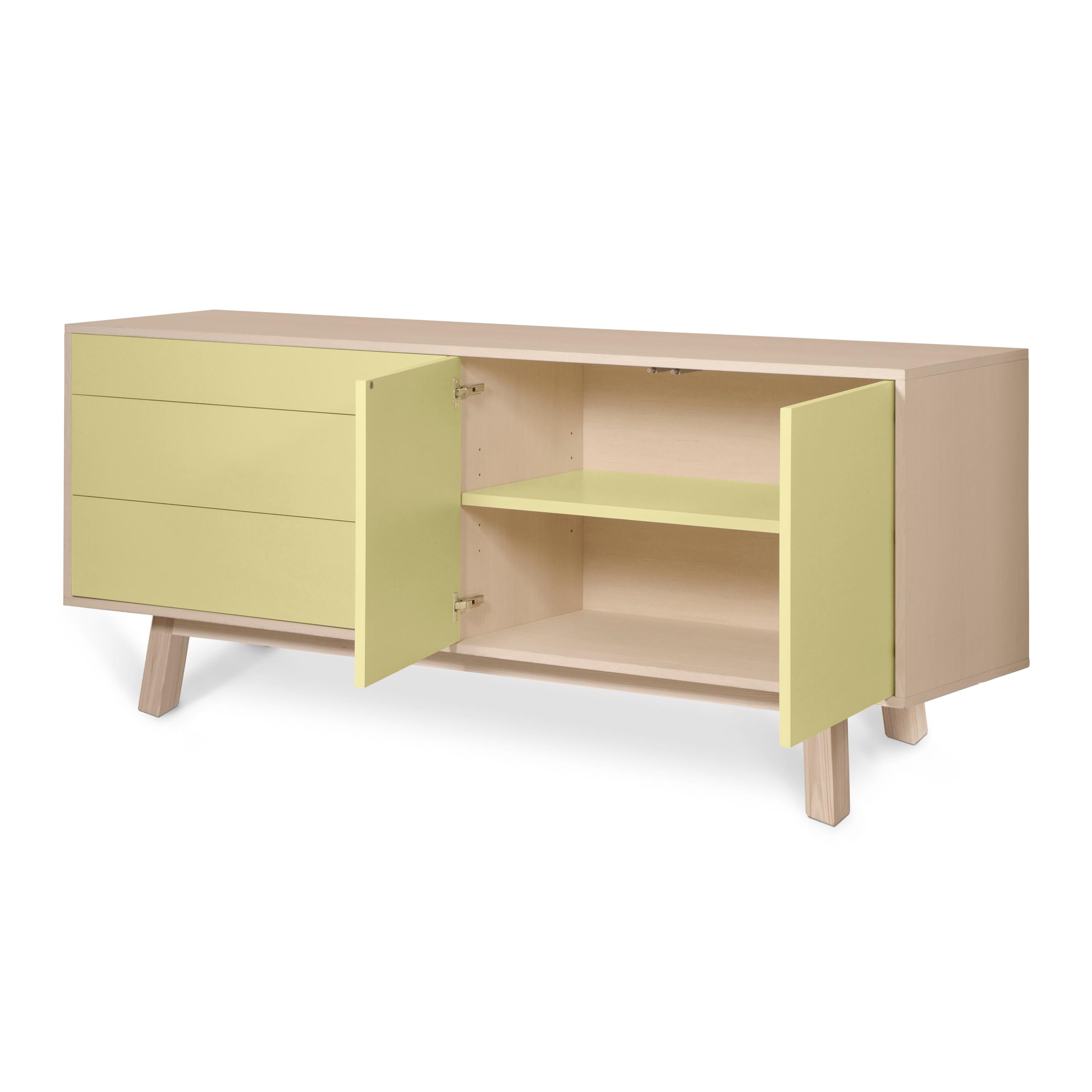 Aparador bajo francés de madera amarillo claro del diseñador Eric Gizard, París Hecho a mano en venta