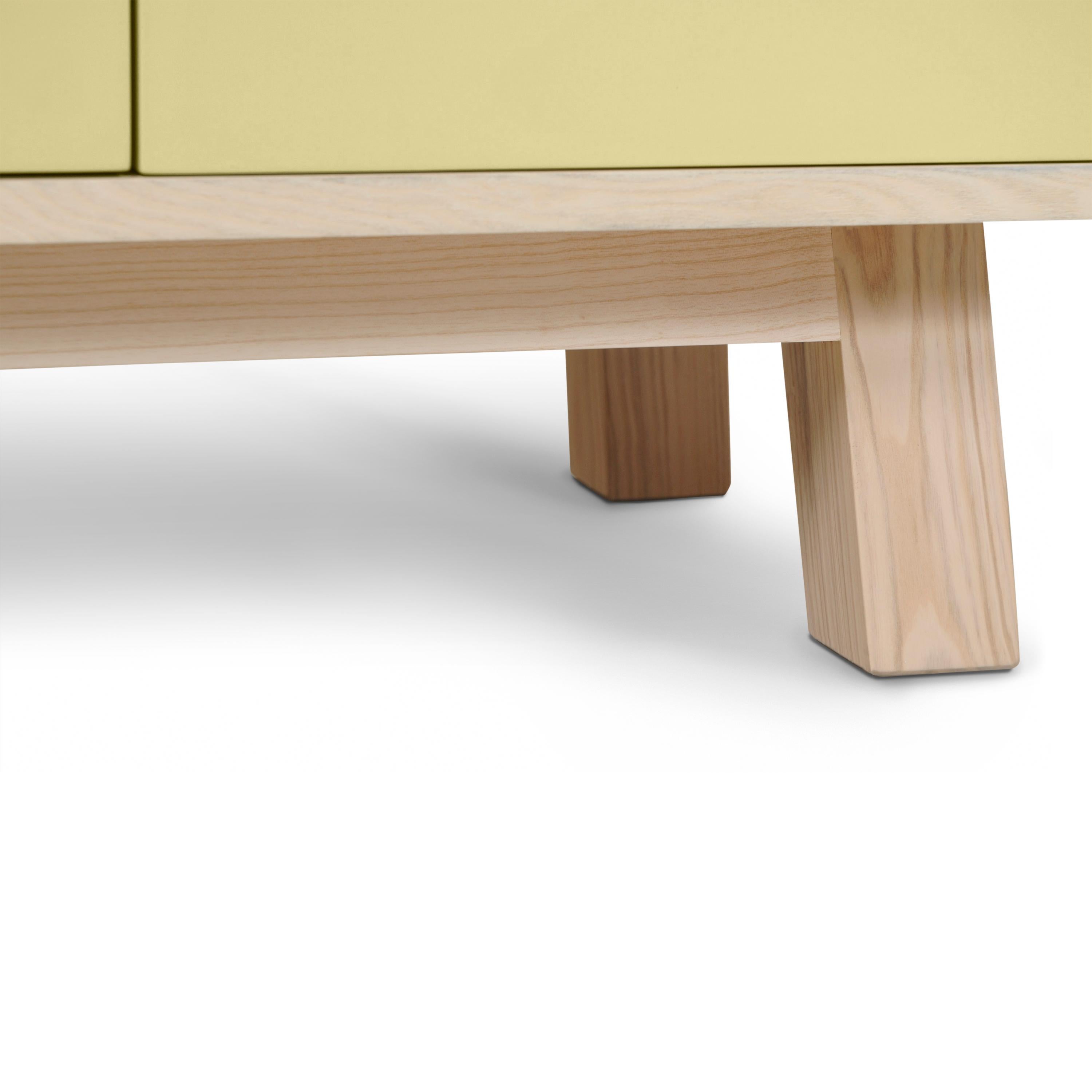 Aparador bajo francés de madera amarillo claro del diseñador Eric Gizard, París en venta 4