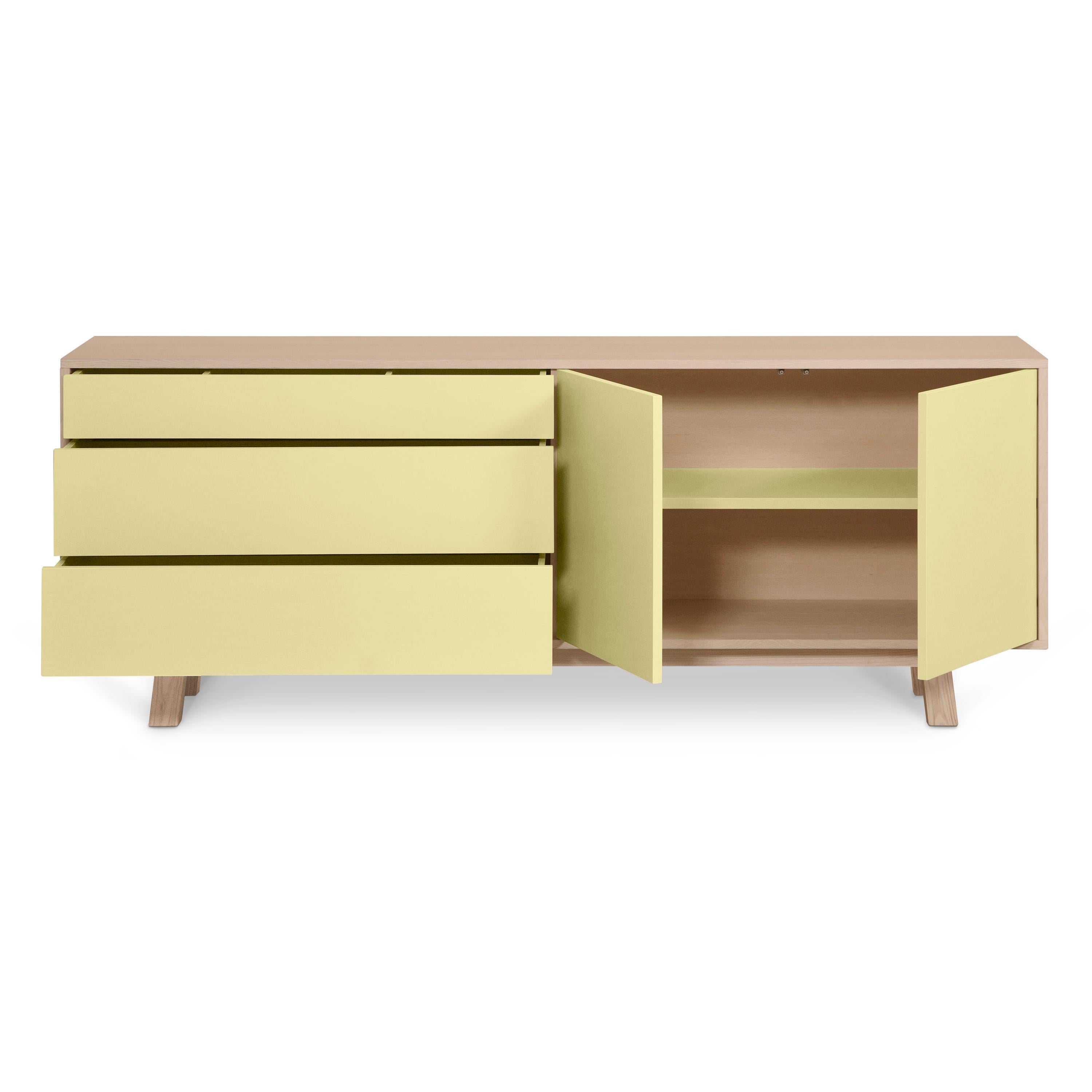 Aparador bajo francés de madera amarillo claro del diseñador Eric Gizard, París Siglo XXI y contemporáneo en venta