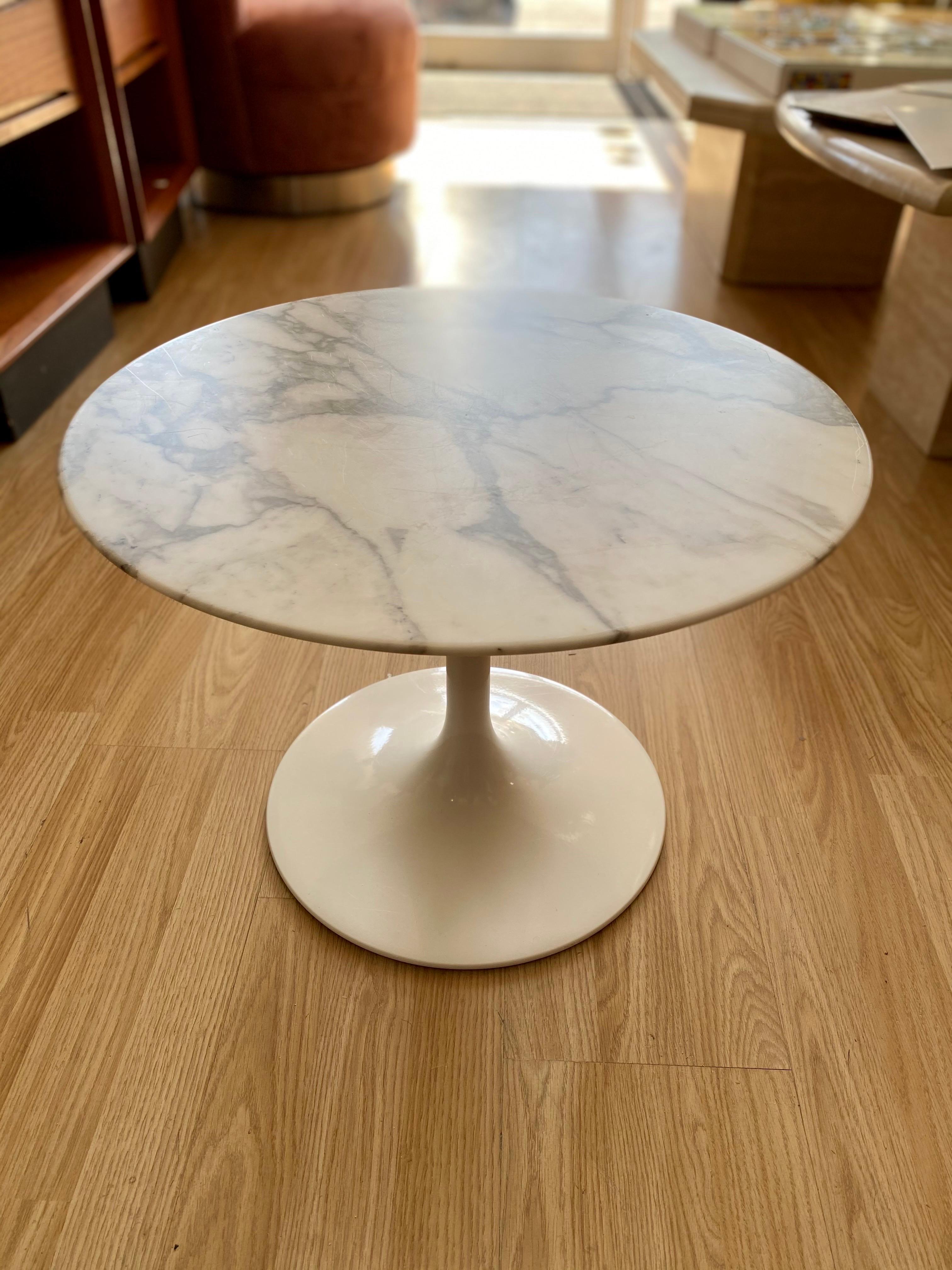 Low Knoll Saarinen Tulip Marble Side Table In Good Condition In San Antonio, TX