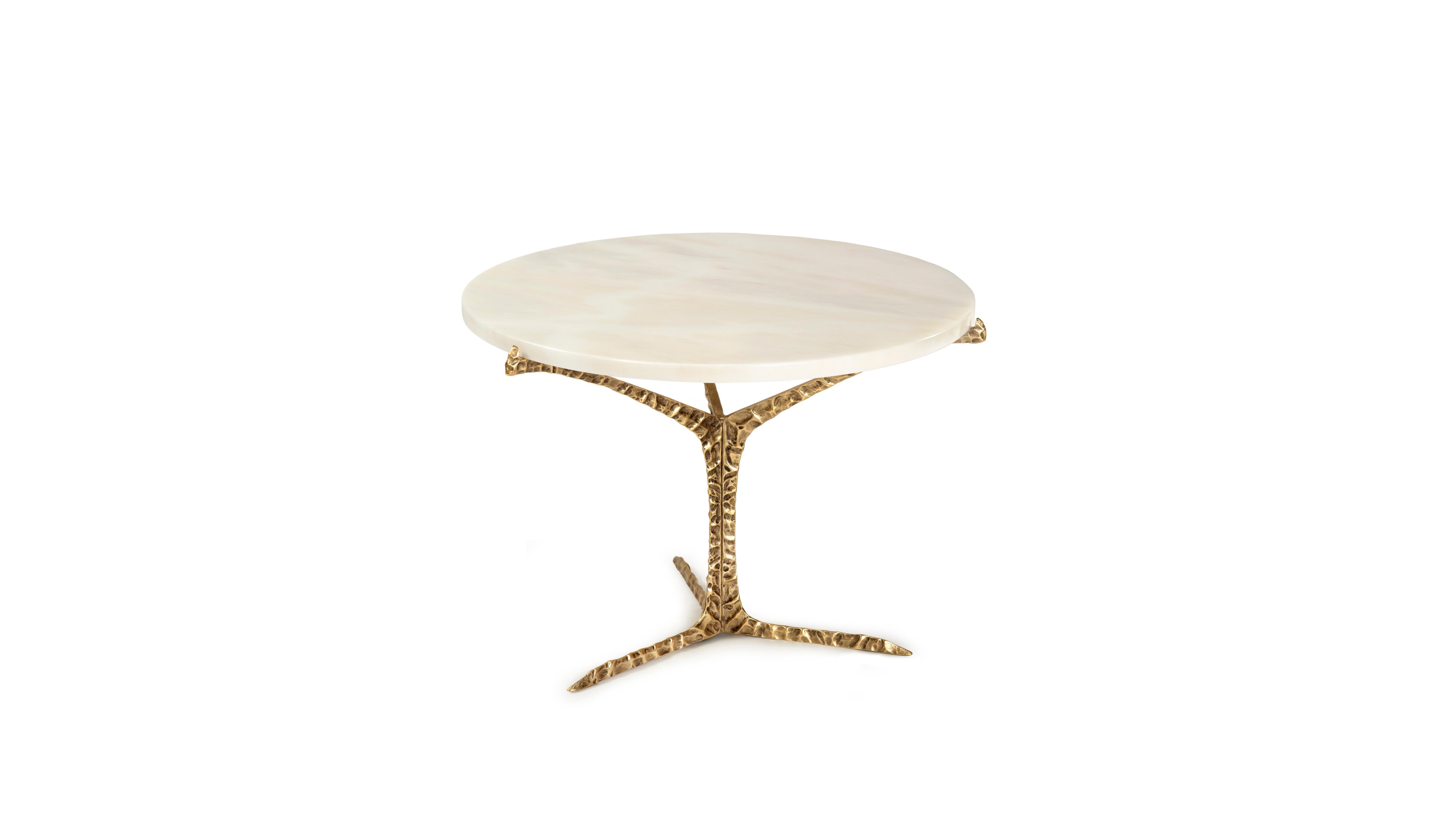 Low Alentejo Estremoz Marble Coffee Table by InsidherLand
Dimensions: D 62 x W 62 x H 42 cm.
Materials: Estremoz marble, cast brass with patinated effect.
17 kg.
Other materials available.

Alentejo tables are a glimpse over the South of Portugal