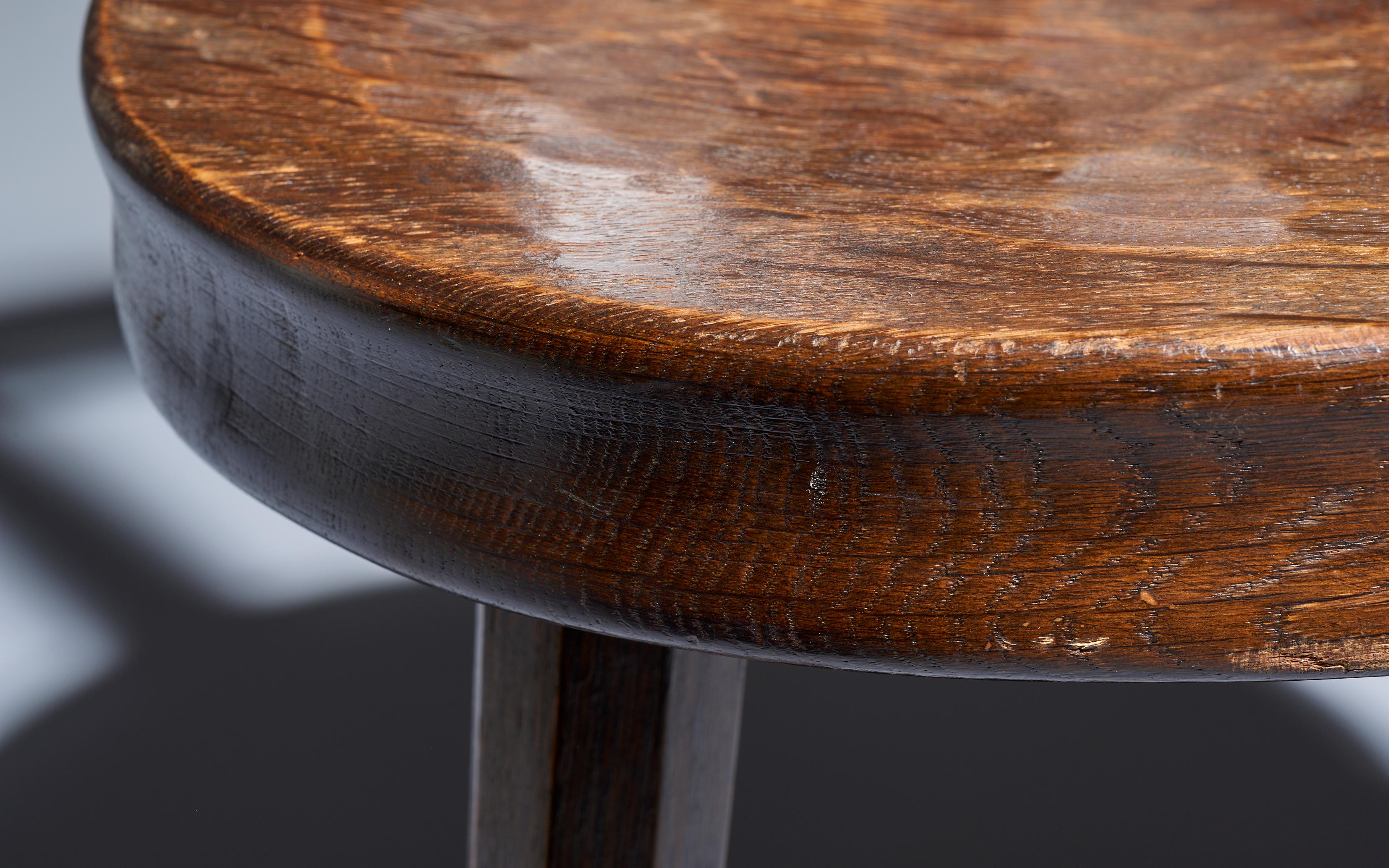 Francese Sedia bassa da contadino antica con seduta intagliata in Oak Francia, 1900 in vendita