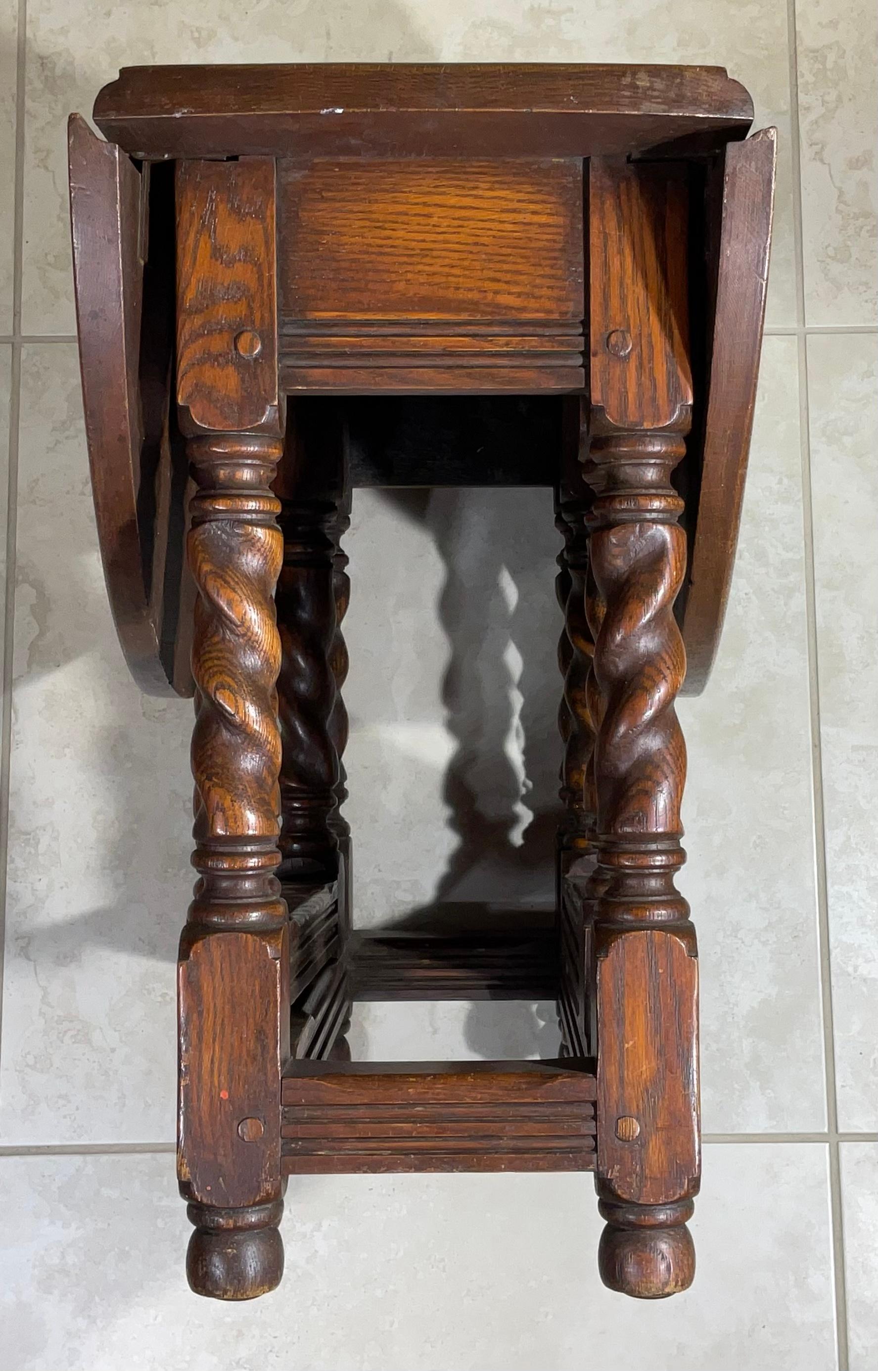 Petite Antique oak drop leaf side table ,barley twist gate leg a beautiful oak gate leg, drop leaf table . It is a very petite size, which is the smallest size drop leaf table available (and very hard-to-find)! And could use even as coffee table